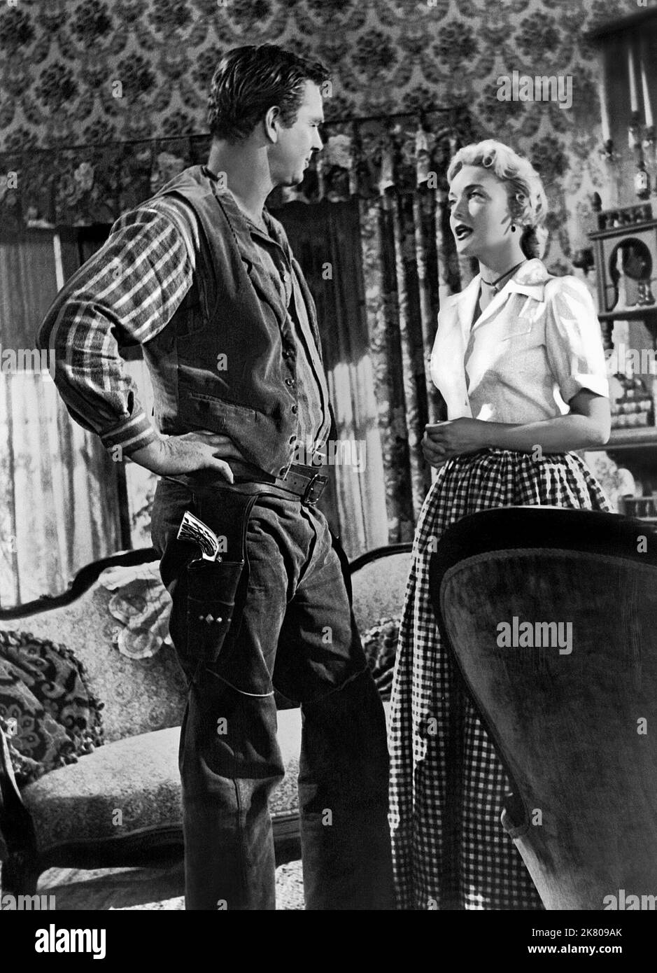 Sterling Hayden & Karin Booth film Top Gun (1958) personnages : Rick Martin & Laura Mead (en tant que Karen Booth) réalisateur : Ray Nazarro 23 avril 1955 **AVERTISSEMENT** cette photographie est réservée à un usage éditorial et est la propriété de UNITED ARTISTS et/ou du photographe assigné par The film or production Company et ne peut être reproduite que par des publications en liaison avec la promotion du film ci-dessus. Un crédit obligatoire pour UNITED ARTISTS est requis. Le photographe doit également être crédité lorsqu'il est connu. Aucune utilisation commerciale ne peut être accordée sans autorisation écrite de The film Company. Banque D'Images
