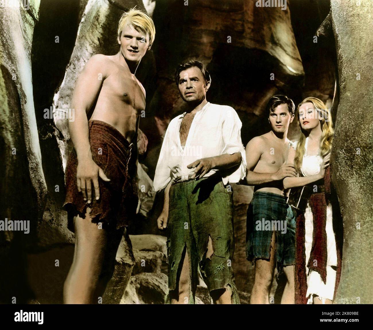 Peter Ronson, James Mason, Pat Boone, Arlene Dahl film: Journey to the Center of the Earth (1959) personnages: Hans Belker,Sir Oliver S. Lindenbrook,Alexander 'Alec' McKuen,Carla Goteborg Directeur: Henry Levin 16 décembre 1959 **AVERTISSEMENT** cette photographie est à usage éditorial exclusif et est le droit d'auteur de 20 CENTURY FOX et/ou le photographe assigné par la Société de film ou de production et ne peut être reproduite que par des publications dans le cadre de la promotion du film ci-dessus. Un crédit obligatoire à 20 CENTURY FOX est requis. Le photographe doit également être crédité lorsqu'il est connu. Pas de commercia Banque D'Images