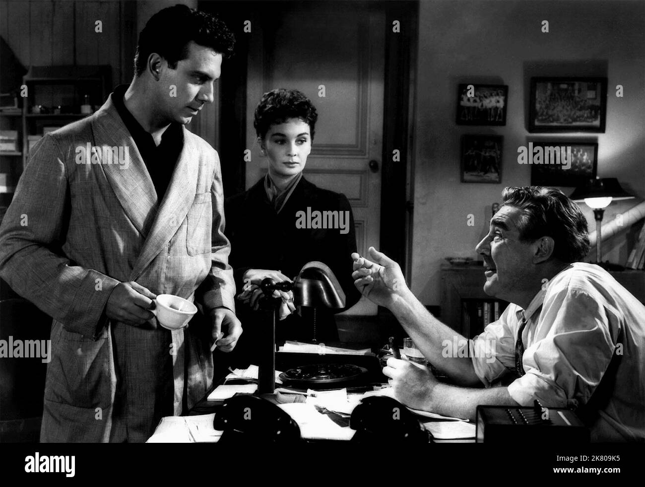 Aanthony Franciosa, Jean Simmons, Paul Douglas film This Could Be the Night (1954) personnages : ,Anne Leeds,Rocco réalisateur : Robert Wise 14 mai 1957 **AVERTISSEMENT** cette photographie est réservée à un usage éditorial et est la propriété de MGM et/ou du photographe assigné par le film ou la société de production et ne peut être reproduite que par des publications en liaison avec la promotion du film ci-dessus. Un crédit obligatoire à MGM est requis. Le photographe doit également être crédité lorsqu'il est connu. Aucune utilisation commerciale ne peut être accordée sans autorisation écrite de The film Company. Banque D'Images
