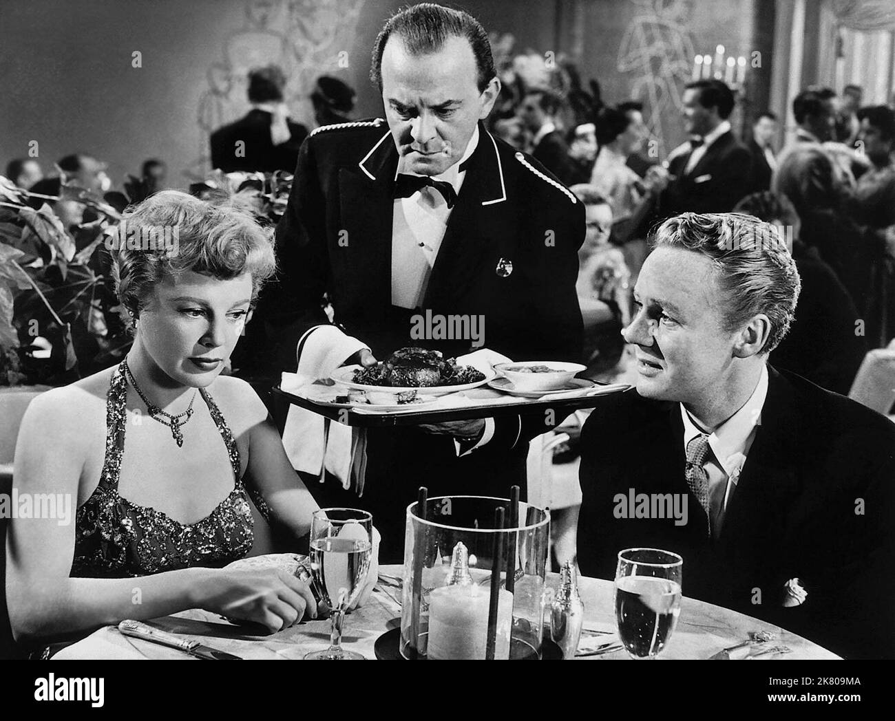 June Allyson & Van Johnson film Remains to be See (USA 1953) personnages : Jody Revere & Waldo Williams réalisateur : Don Weis 15 mai 1953 **AVERTISSEMENT** cette photographie est réservée à un usage éditorial et est la propriété de MGM et/ou du photographe désigné par la société de production et ne peut être reproduite que par des publications en liaison avec la promotion du film ci-dessus. Un crédit obligatoire à MGM est requis. Le photographe doit également être crédité lorsqu'il est connu. Aucune utilisation commerciale ne peut être accordée sans autorisation écrite de The film Company. Banque D'Images