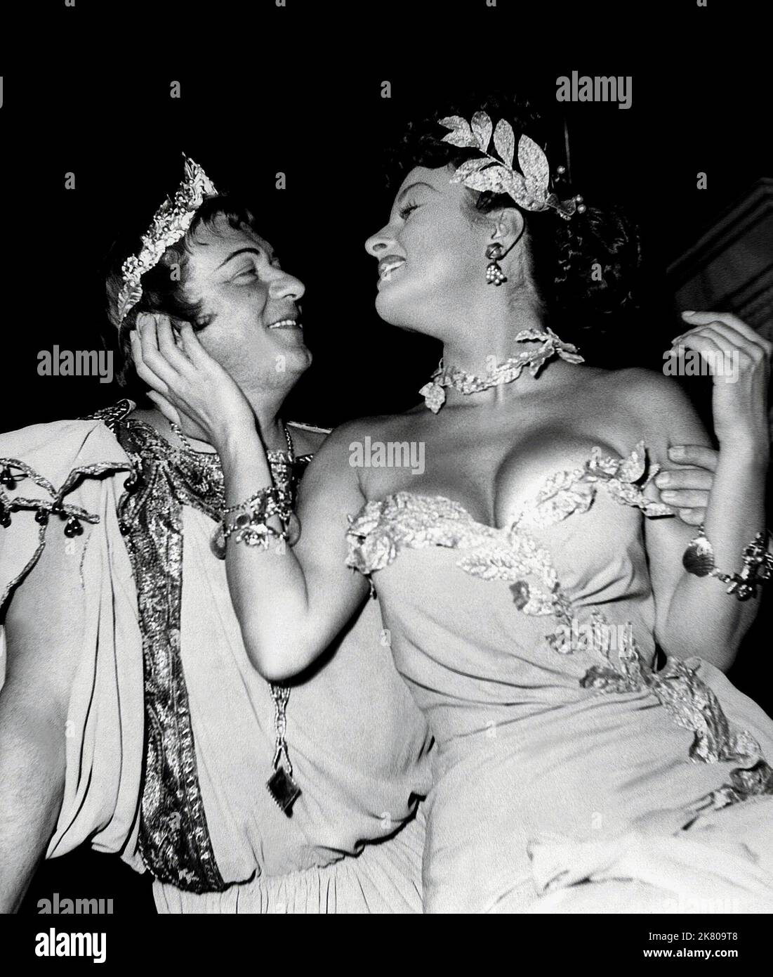 Gino Cervi, Silvana Pampanini film O.K. Nero ; O.K. Nerone (1951) personnages : Nero,Empress Poppea réalisateur : Mario Soldati 20 novembre 1951 **AVERTISSEMENT** cette photographie est à usage éditorial exclusif et est la propriété de ITALIAN film et/ou du photographe assigné par la société de production et ne peut être reproduite que par des publications en liaison avec la promotion du film ci-dessus. Un crédit obligatoire pour le film ITALIEN est requis. Le photographe doit également être crédité lorsqu'il est connu. Aucune utilisation commerciale ne peut être accordée sans autorisation écrite de The film Company. Banque D'Images