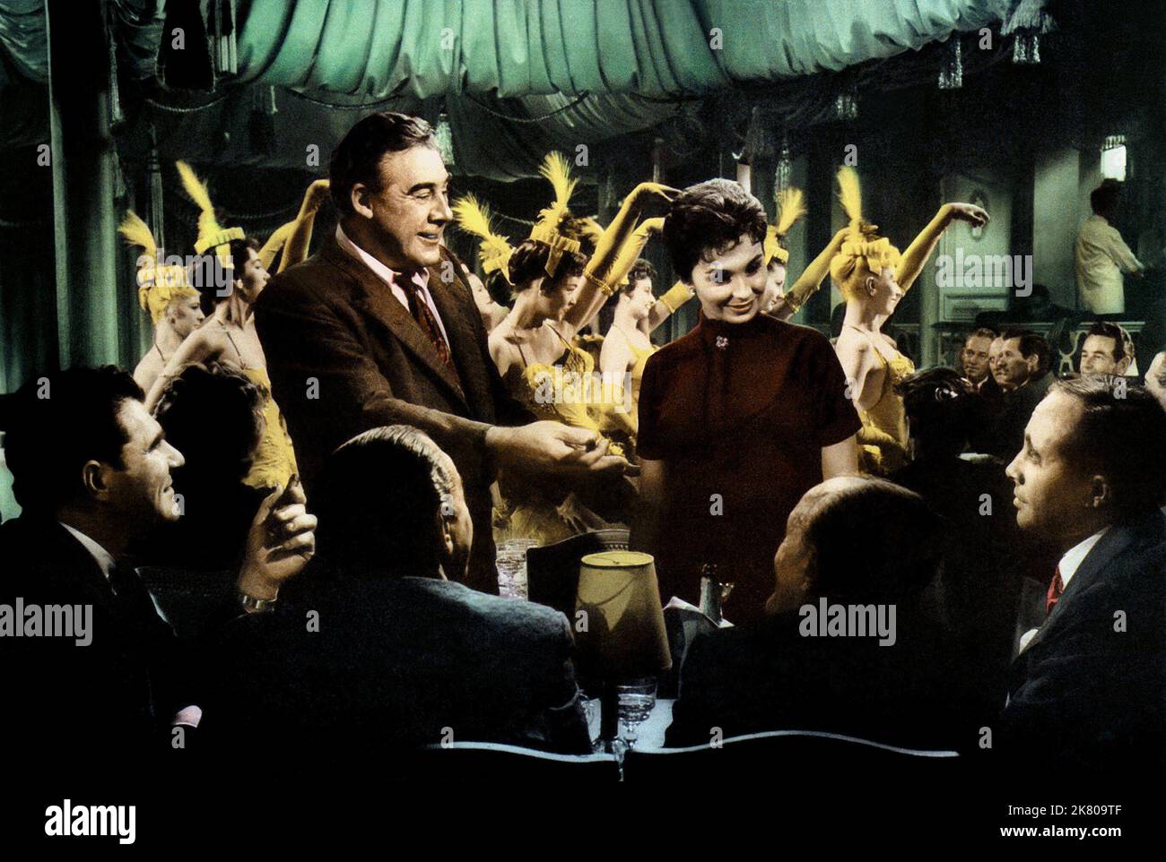 Paul Douglas, Jean Simmons film This Could Be the Night (1953) personnages : Rocco,Anne Leeds réalisateur : Robert Wise 14 mai 1957 **AVERTISSEMENT** cette photographie est destinée à un usage éditorial et est la propriété de MGM et/ou du photographe désigné par la société de production et ne peut être reproduite que par des publications en liaison avec la promotion du film ci-dessus. Un crédit obligatoire à MGM est requis. Le photographe doit également être crédité lorsqu'il est connu. Aucune utilisation commerciale ne peut être accordée sans autorisation écrite de The film Company. Banque D'Images