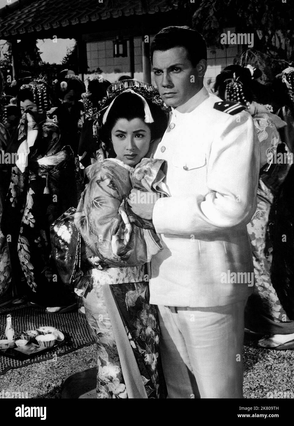 Kaoru Yachigusa, Nicola Filacuridi film Madame Butterfly (1952) personnages : Madame Butterfly,Pinkerton 29 décembre 1954 **AVERTISSEMENT** cette photographie est réservée à un usage éditorial et est la propriété de ITALIAN film et/ou du photographe désigné par la société de production et ne peut être reproduite que par des publications en liaison avec la promotion du film ci-dessus. Un crédit obligatoire pour le film ITALIEN est requis. Le photographe doit également être crédité lorsqu'il est connu. Aucune utilisation commerciale ne peut être accordée sans autorisation écrite de The film Company. Banque D'Images