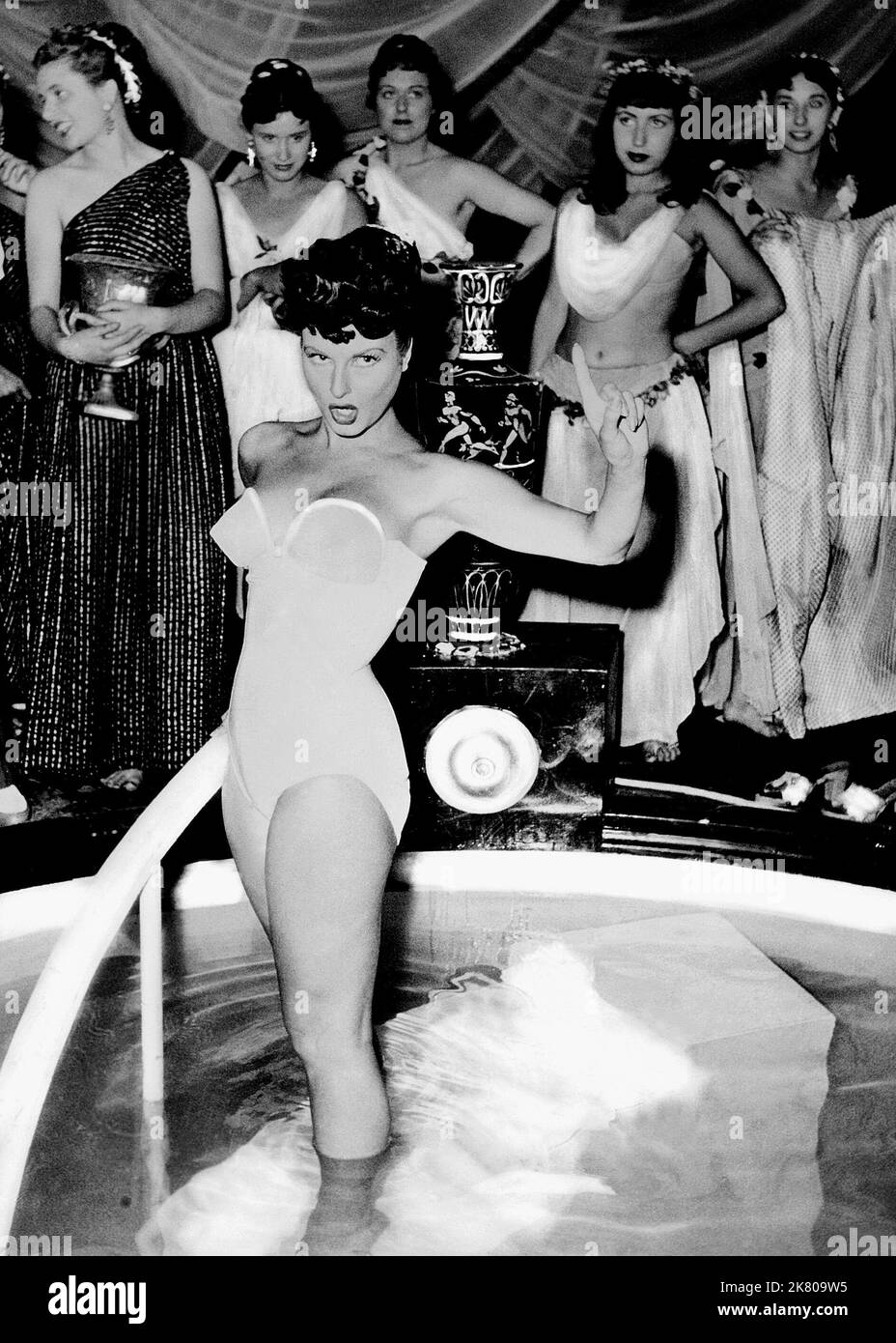 Silvana Pampanini film O.K. Nero ; O.K. Nerone (1952) personnages : Impératrice Poppea réalisateur : Mario Soldati 20 novembre 1951 **AVERTISSEMENT** cette photographie est à usage éditorial exclusif et est la propriété de ITALIAN film et/ou du photographe assigné par la société de production et ne peut être reproduite que par des publications en liaison avec la promotion du film ci-dessus. Un crédit obligatoire pour le film ITALIEN est requis. Le photographe doit également être crédité lorsqu'il est connu. Aucune utilisation commerciale ne peut être accordée sans autorisation écrite de The film Company. Banque D'Images
