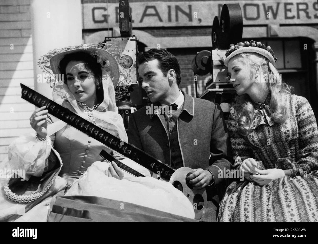 Montgomery Clift, Elizabeth Taylor, Eva Marie Saint film: Raintree County (USA 1957) personnages: John Wickliff Shawnessy,Susanna Drake,Nell Gaither / Literaturverfilmung (basé sur le livre de Ross Lockridge Jr.) Réalisateur: Edward Dmytryk 04 octobre 1957 **AVERTISSEMENT** cette photographie est à usage éditorial exclusif et est le droit d'auteur de MGM et/ou le photographe assigné par la Société de film ou de production et ne peut être reproduite que par des publications dans le cadre de la promotion du film ci-dessus. Un crédit obligatoire pour MGM est requis. Le photographe doit également être crédité lorsqu'il est connu. Pas de comm Banque D'Images