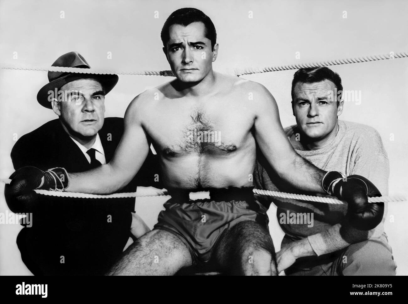 Paul Douglas & John Derek film The Leather Saint (1956) personnages : Gus MacAuliffe & Father Gil Allen réalisateur : Alvin Ganzer 06 juin 1956 **AVERTISSEMENT** cette photographie est à usage éditorial exclusif et est la propriété de PARAMOUNT et/ou du photographe assigné par le film ou la société de production et ne peut être reproduite que par des publications en liaison avec la promotion du film ci-dessus. Un crédit obligatoire à PARAMOUNT est requis. Le photographe doit également être crédité lorsqu'il est connu. Aucune utilisation commerciale ne peut être accordée sans autorisation écrite de The film Company. Banque D'Images