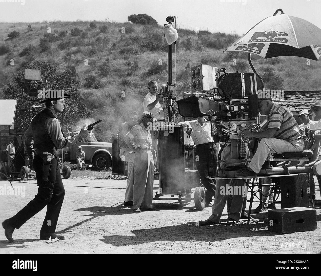 Audie Murphy & Harold Lipstein film No Name on the Bullet (1952) personnages : John gant & 01 février 1959 **AVERTISSEMENT** cette photographie est à usage éditorial exclusif et est la propriété d'UNIVERSAL et/ou du photographe assigné par le film ou la société de production et ne peut être reproduite que par des publications en liaison avec la promotion du film ci-dessus. Un crédit obligatoire pour UNIVERSAL est requis. Le photographe doit également être crédité lorsqu'il est connu. Aucune utilisation commerciale ne peut être accordée sans autorisation écrite de The film Company. Banque D'Images