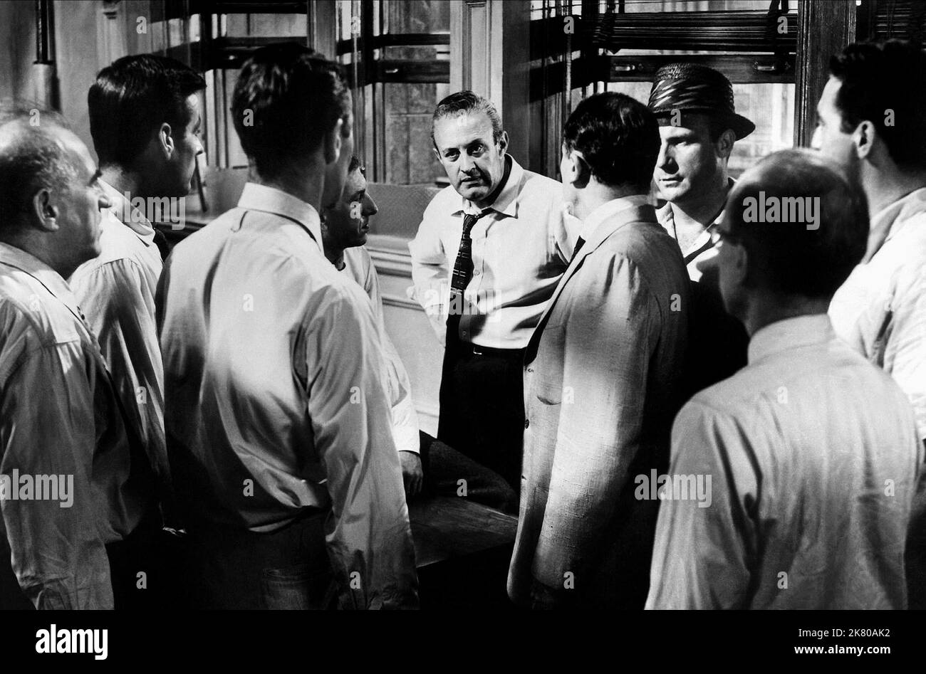 Ed Begley, Robert Webber, Lee J. Cobb & Jack Warden film : 12 Angry Men; douze Angry Men (USA 1957) personnages : juré n° 3 et juré n° 7 Directeur : Sidney Lumet 10 avril 1957 **AVERTISSEMENT** cette photographie est à usage éditorial exclusif et est le droit d'auteur des ARTISTES UNIS et/ou du photographe assigné par la Société de film ou de production et ne peut être reproduite que par des publications dans le cadre de la promotion du film ci-dessus. Un crédit obligatoire pour LES ARTISTES UNIS est requis. Le photographe doit également être crédité lorsqu'il est connu. Aucune utilisation commerciale ne peut être accordée sans l'autorisation écrite du F Banque D'Images