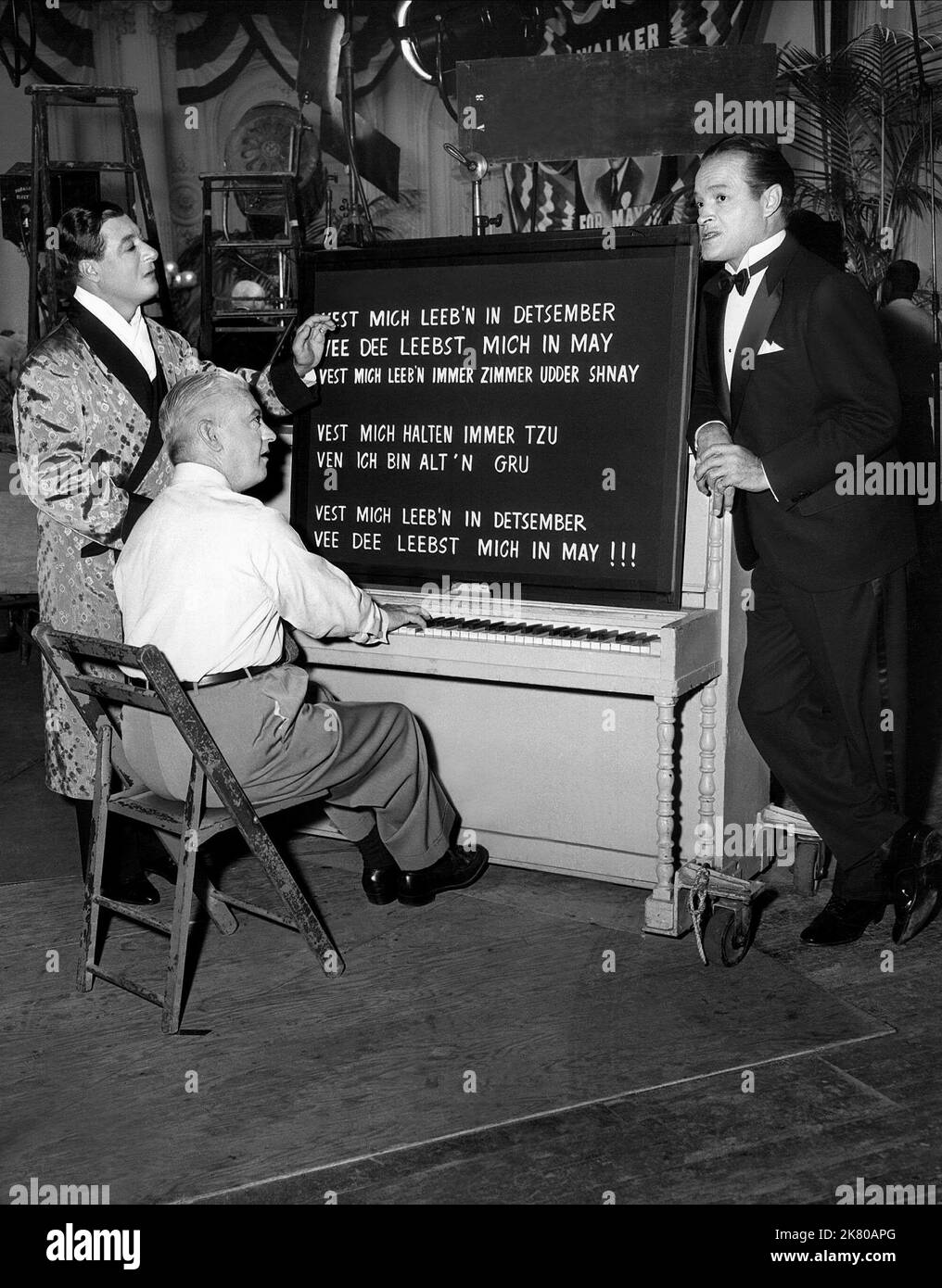 Scène avec Bob Hope film beau James (1958) personnages : AVEC le maire James J. 'Jimmy' Walker réalisateur : Melville Shavelson 07 juin 1957 **AVERTISSEMENT** cette photographie est pour usage éditorial seulement et est la propriété intellectuelle de PARAMOUNT PICTURES et/ou du photographe assigné par la société de production et ne peut être reproduite que par des publications en conjonction avec la promotion du film ci-dessus. Un crédit obligatoire pour LES PHOTOS PARAMOUNT est requis. Le photographe doit également être crédité lorsqu'il est connu. Aucune utilisation commerciale ne peut être accordée sans autorisation écrite de The film Company. Banque D'Images