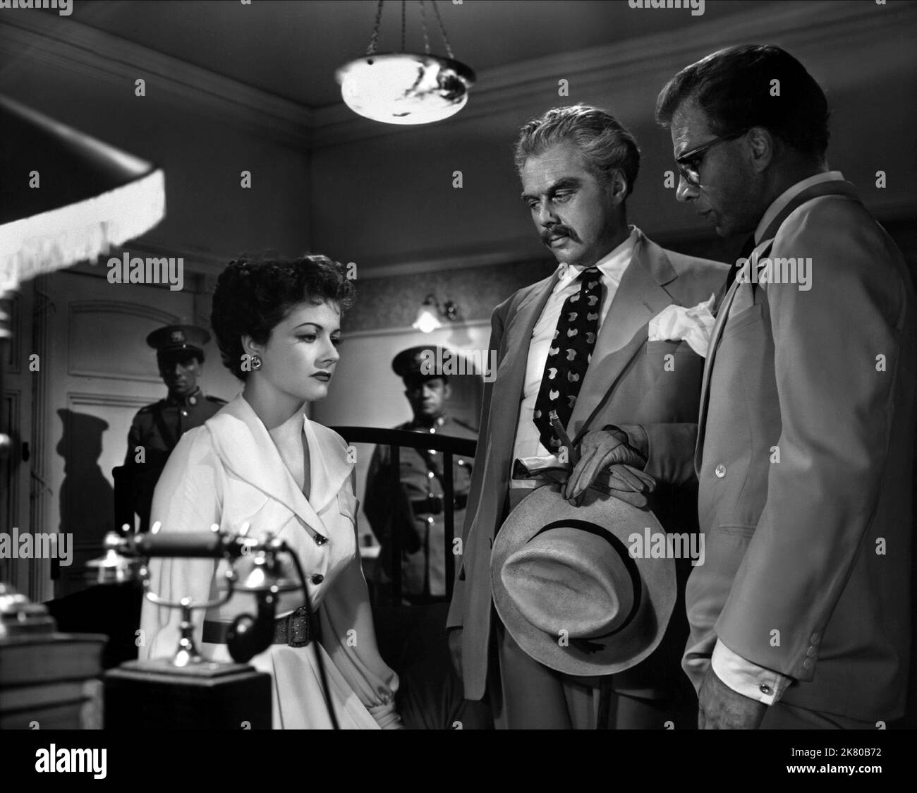 Margaret Lockwood, Marius Goring & OLAF Pooley film: Très dangereux (1950) personnages: Frances Gray, commandant Anton Razinski & détective-interrogateur Directeur: Roy Ward Baker 06 décembre 1950 **AVERTISSEMENT** cette photographie est destinée à un usage éditorial seulement et est le droit d'auteur des DISTRIBUTEURS DE FILM GÉNÉRAL et/ou du photographe assigné par la Société de film ou de production et ne peut être reproduite que par des publications dans le cadre de la promotion du film ci-dessus. Un crédit obligatoire pour LES DISTRIBUTEURS DE FILMS GÉNÉRAUX est requis. Le photographe doit également être crédité lorsqu'il est connu. Aucune utilisation commerciale ne peut Banque D'Images