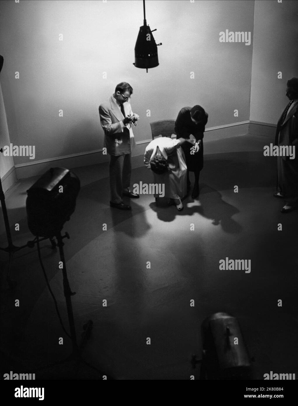 OLAF Pooley, Margaret Lockwood & Marius Goring film : très dangereux (1950) personnages : détective-interrogateur, Frances Gray & Commandant Anton Razinski Directeur : Roy Ward Baker 06 décembre 1950 **AVERTISSEMENT** cette photographie est destinée à un usage éditorial seulement et est le droit d'auteur des DISTRIBUTEURS DE FILM GÉNÉRAL et/ou du photographe assigné par la Société de film ou de production et ne peut être reproduite que par des publications dans le cadre de la promotion du film ci-dessus. Un crédit obligatoire pour LES DISTRIBUTEURS DE FILMS GÉNÉRAUX est requis. Le photographe doit également être crédité lorsqu'il est connu. Aucune utilisation commerciale ne peut Banque D'Images