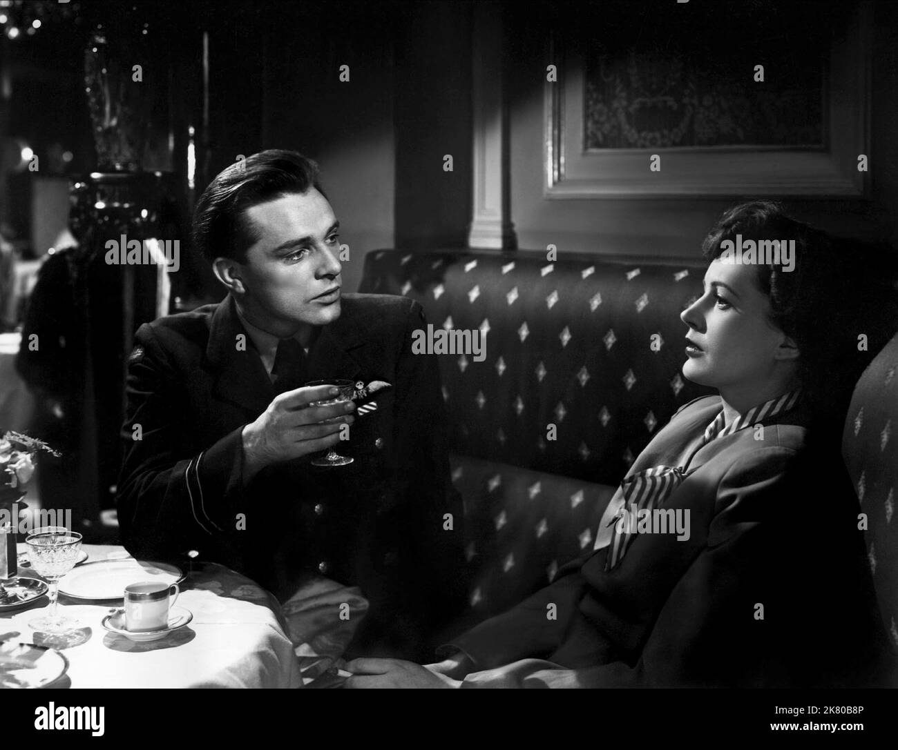 Richard Burton & Phyllis Calvert film la femme sans nom (1954) personnages : Nick Chamerd & Yvonne Winter Director : Ladislao Vajda 01 octobre 1950 **AVERTISSEMENT** cette photographie est à usage éditorial exclusif et est la propriété de l'IFP et/ou du photographe assigné par la société de production et ne peut être reproduite que par des publications dans le cadre de la promotion du film ci-dessus. Un crédit obligatoire à l'IFP est requis. Le photographe doit également être crédité lorsqu'il est connu. Aucune utilisation commerciale ne peut être accordée sans autorisation écrite de The film Company. Banque D'Images