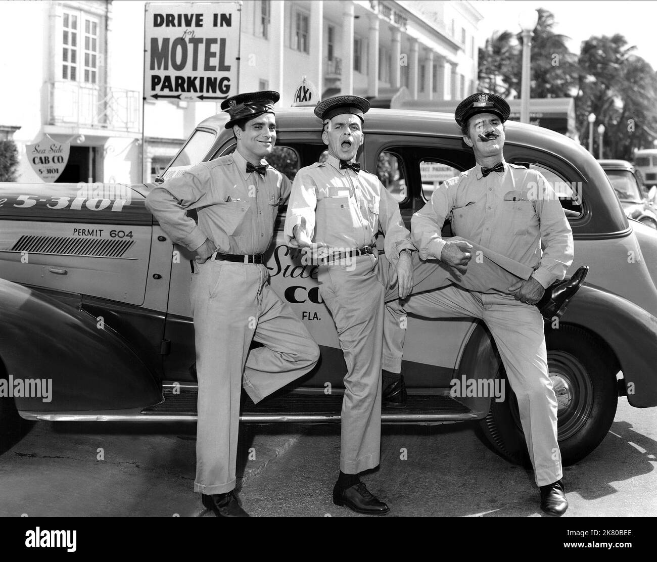 George Dewitt, Frank Sinatra & Keenan Wynn film: A Hole in the Head (1959) personnages: Mendy Yales,Tony Manetta & Jerry Marks Directeur: Frank Capra 15 juillet 1959 **AVERTISSEMENT** cette photographie est à usage éditorial exclusif et est le droit d'auteur des ARTISTES UNIS et/ou du photographe assigné par la Société de film ou de production et ne peut être reproduite que par des publications dans le cadre de la promotion du film ci-dessus. Un crédit obligatoire pour LES ARTISTES UNIS est requis. Le photographe doit également être crédité lorsqu'il est connu. Aucune utilisation commerciale ne peut être accordée sans l'autorisation écrite de film Comp Banque D'Images