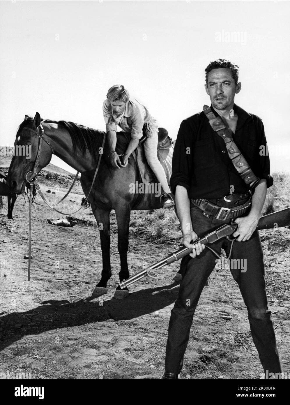 David McCallum & Peter Finch film Robbery Under Arms (1957) personnages : Jim Marston, Captain Starlight réalisateur : Jack Lee 04 décembre 1957 **AVERTISSEMENT** cette photographie est à usage éditorial seulement et est protégée par le droit d'auteur de RANK et/ou du photographe assigné par le film ou la société de production et ne peut être reproduite que par des publications dans le cadre de la promotion du film ci-dessus. Un crédit obligatoire pour LE CLASSEMENT est requis. Le photographe doit également être crédité lorsqu'il est connu. Aucune utilisation commerciale ne peut être accordée sans autorisation écrite de The film Company. Banque D'Images