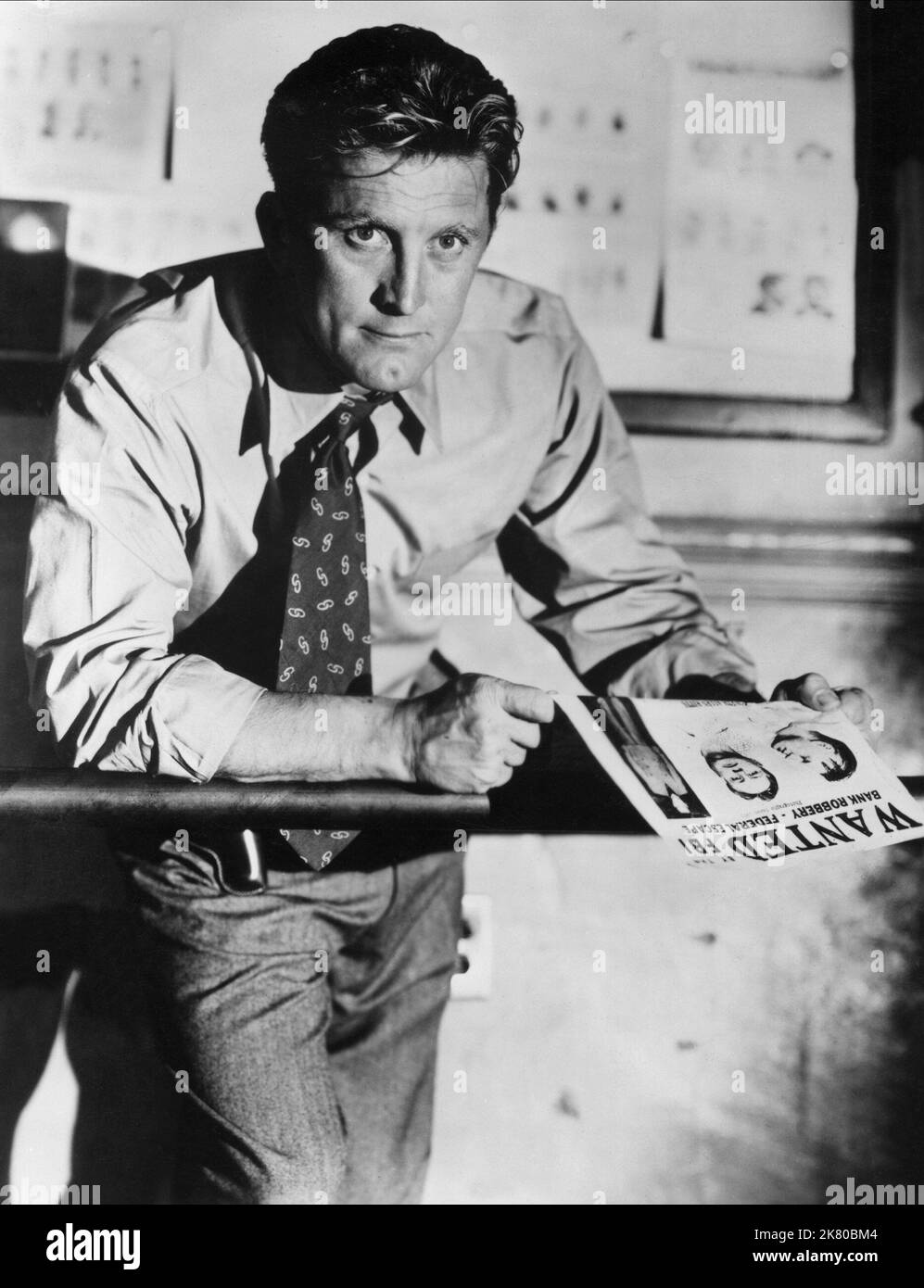 Kirk Douglas film Detective Story (USA 1951) personnages : Dét. James 'Jim' McLeod réalisateur : William Wyler 24 octobre 1951 **AVERTISSEMENT** cette photographie est destinée à un usage éditorial seulement et est protégée par les droits d'auteur de PARAMOUNT PICTURES et/ou du photographe désigné par la société de production et ne peut être reproduite que par des publications en liaison avec la promotion du film ci-dessus. Un crédit obligatoire pour LES PHOTOS PARAMOUNT est requis. Le photographe doit également être crédité lorsqu'il est connu. Aucune utilisation commerciale ne peut être accordée sans autorisation écrite de The film Company. Banque D'Images