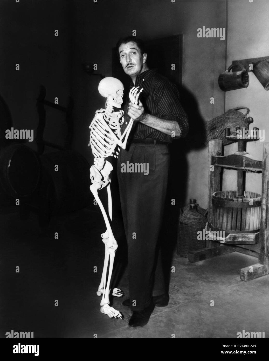 Film Vincent Price & Skeleton : The Tingler (1955) personnages : Dr. Warren Chapin & Director : William Castle 29 juillet 1959 **AVERTISSEMENT** cette photographie est à usage éditorial exclusif et est le droit d'auteur de COLUMBIA et/ou le photographe assigné par la Société de film ou de production et ne peut être reproduite que par des publications dans le cadre de la promotion du film ci-dessus. Un crédit obligatoire pour LA COLOMBIE est requis. Le photographe doit également être crédité lorsqu'il est connu. Aucune utilisation commerciale ne peut être accordée sans l'autorisation écrite de la Société du film. Banque D'Images