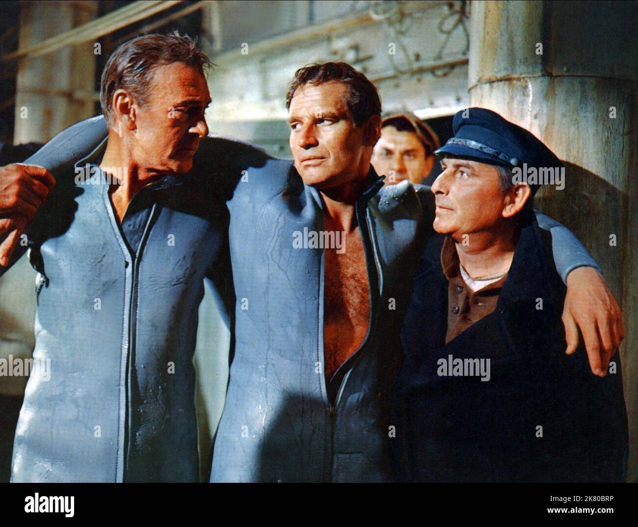 Gary Cooper, Charlton Heston & Ben Wright film: The Wreck of the Mary Deare (1956) personnages: GIDEON PATCH, JOHN SANDS, MIKE Directeur: Michael Anderson 06 novembre 1959 **AVERTISSEMENT** cette photographie est à usage éditorial exclusif et est le droit d'auteur de MGM et/ou le photographe assigné par la Société de film ou de production et ne peut être reproduite que par des publications en conjonction avec la promotion du film ci-dessus. Un crédit obligatoire pour MGM est requis. Le photographe doit également être crédité lorsqu'il est connu. Aucune utilisation commerciale ne peut être accordée sans l'autorisation écrite de la Société du film. Banque D'Images