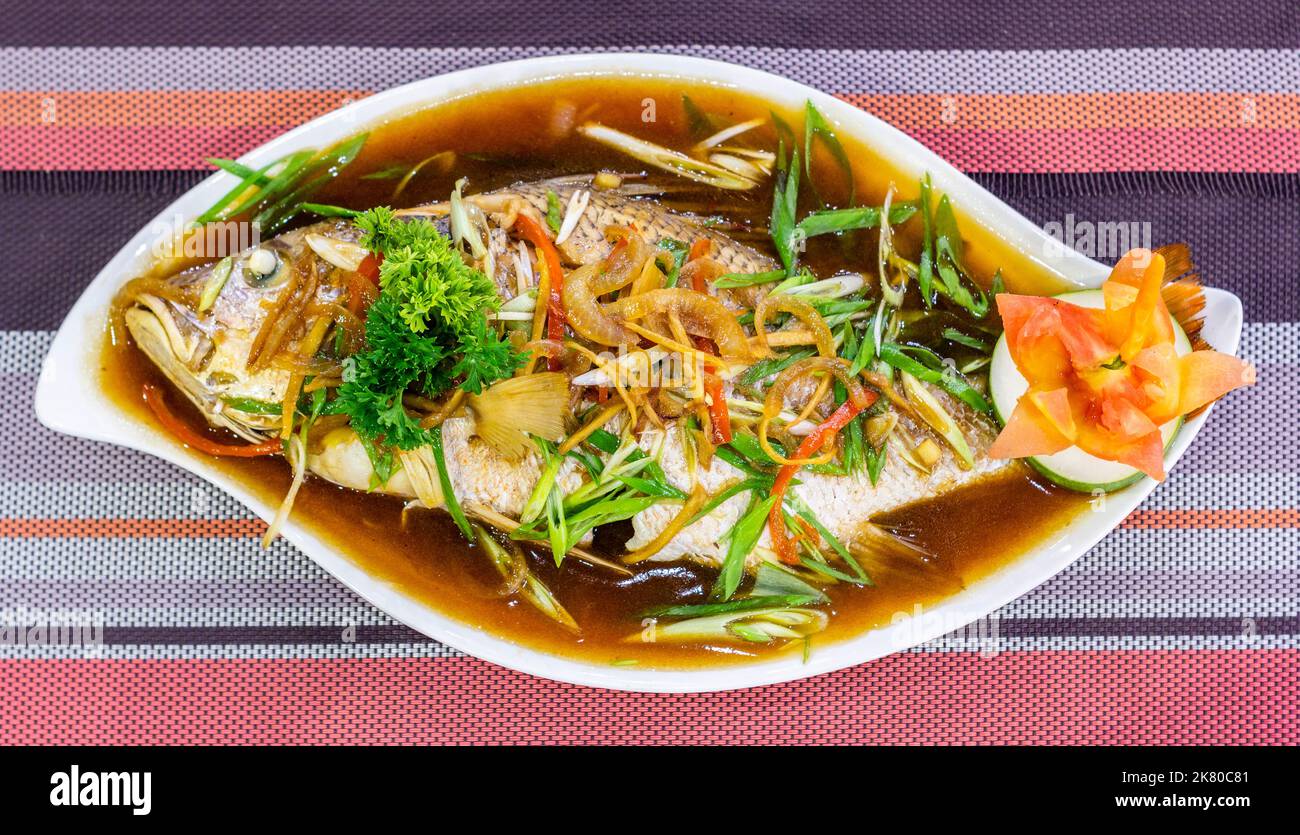 Plat de poisson entier cuit localement appelé escabeche dans un restaurant local dans la ville d'Ozamiz, Philippines Banque D'Images