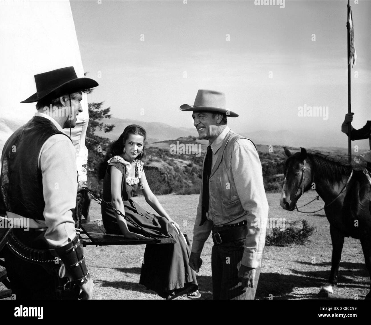 Burt Lancaster, Sara Montiel & Gary Cooper film: Vera Cruz (1956) personnages: Joe Erin, Nina, Benjamin Trane Directeur: Robert Aldrich 25 décembre 1954 **AVERTISSEMENT** cette photographie est à usage éditorial exclusif et est le droit d'auteur des PRODUCTIONS de FLA et/ou du photographe assigné par la Société de film ou de production et ne peut être reproduite que par des publications en conjonction avec la promotion du film ci-dessus. Un crédit obligatoire pour LES PRODUCTIONS FLOA est requis. Le photographe doit également être crédité lorsqu'il est connu. Aucune utilisation commerciale ne peut être accordée sans l'autorisation écrite de la Société du film. Banque D'Images