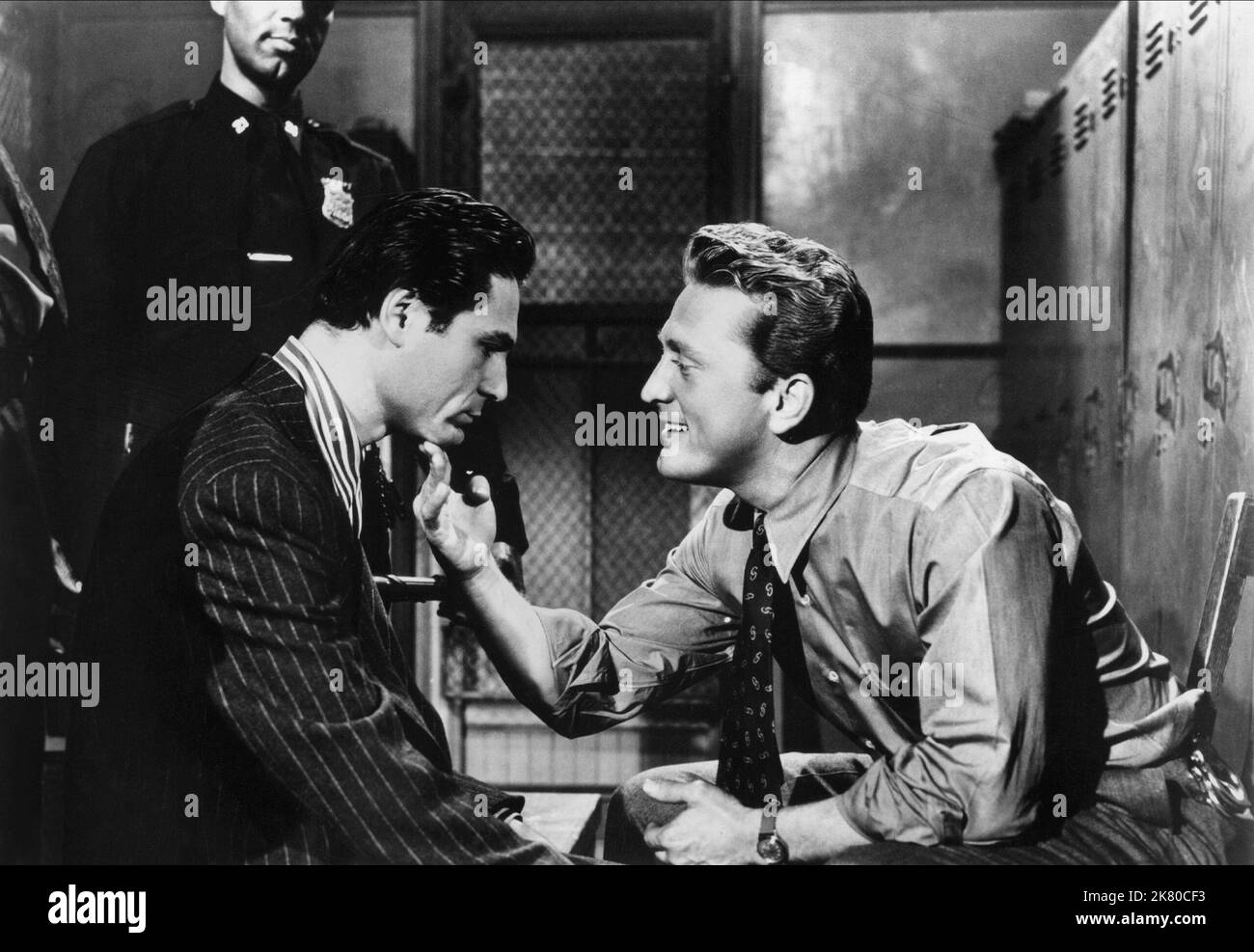 Kirk Douglas film Detective Story (USA 1951) personnages : Dét. James 'Jim' McLeod réalisateur : William Wyler 24 octobre 1951 **AVERTISSEMENT** cette photographie est destinée à un usage éditorial seulement et est protégée par les droits d'auteur de PARAMOUNT PICTURES et/ou du photographe désigné par la société de production et ne peut être reproduite que par des publications en liaison avec la promotion du film ci-dessus. Un crédit obligatoire pour LES PHOTOS PARAMOUNT est requis. Le photographe doit également être crédité lorsqu'il est connu. Aucune utilisation commerciale ne peut être accordée sans autorisation écrite de The film Company. Banque D'Images