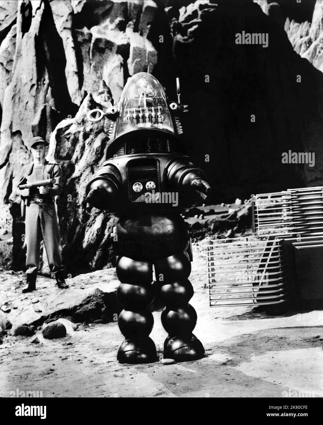Robby the robot film Forbidden Planet (USA 1956) réalisateur : Fred M. Wilcox 23 mars 1956 **AVERTISSEMENT** cette photographie est réservée à un usage éditorial et est protégée par les droits d'auteur de MGM et/ou du photographe désigné par le film ou la société de production et ne peut être reproduite que par des publications dans le cadre de la promotion du film ci-dessus. Un crédit obligatoire à MGM est requis. Le photographe doit également être crédité lorsqu'il est connu. Aucune utilisation commerciale ne peut être accordée sans autorisation écrite de The film Company. Banque D'Images