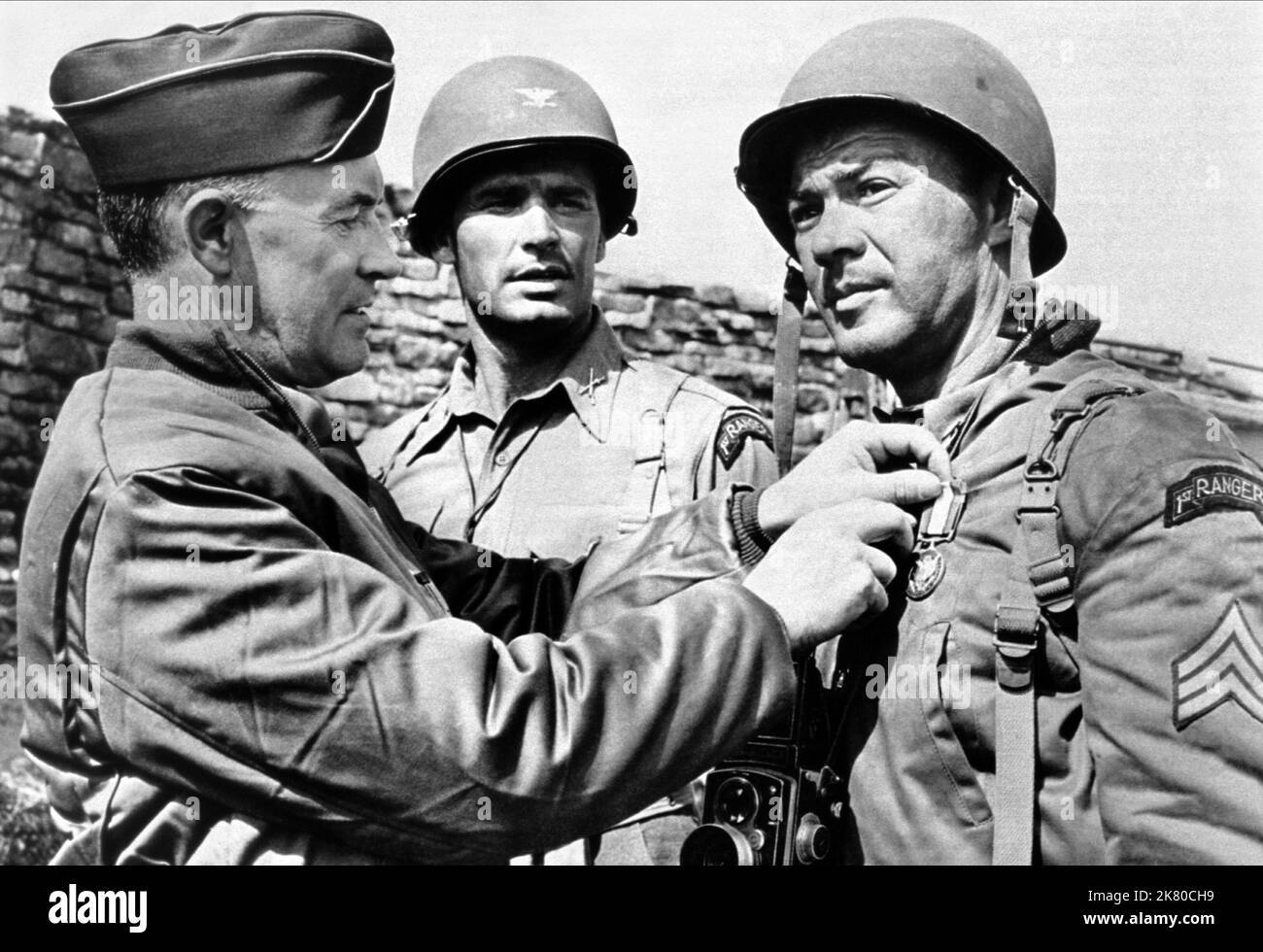 Willis Bouchey, James Garner & Jack Warden film: Darby'S Rangers; The Young Invaders (1957) personnages: Brig. Général Truscott, Col. William Orlando Darby, MSGT. Saul Rosen / Narrateur Directeur : William A. Wellman 12 février 1958 **AVERTISSEMENT** cette photographie est à usage éditorial exclusif et est le copyright de WARNER BROS et/ou le photographe assigné par la Société de film ou de production et ne peut être reproduite que par des publications dans le cadre de la promotion du film ci-dessus. Un crédit obligatoire pour WARNER BROS est requis. Le photographe doit également être crédité lorsqu'il est connu. Aucune utilisation commerciale Banque D'Images