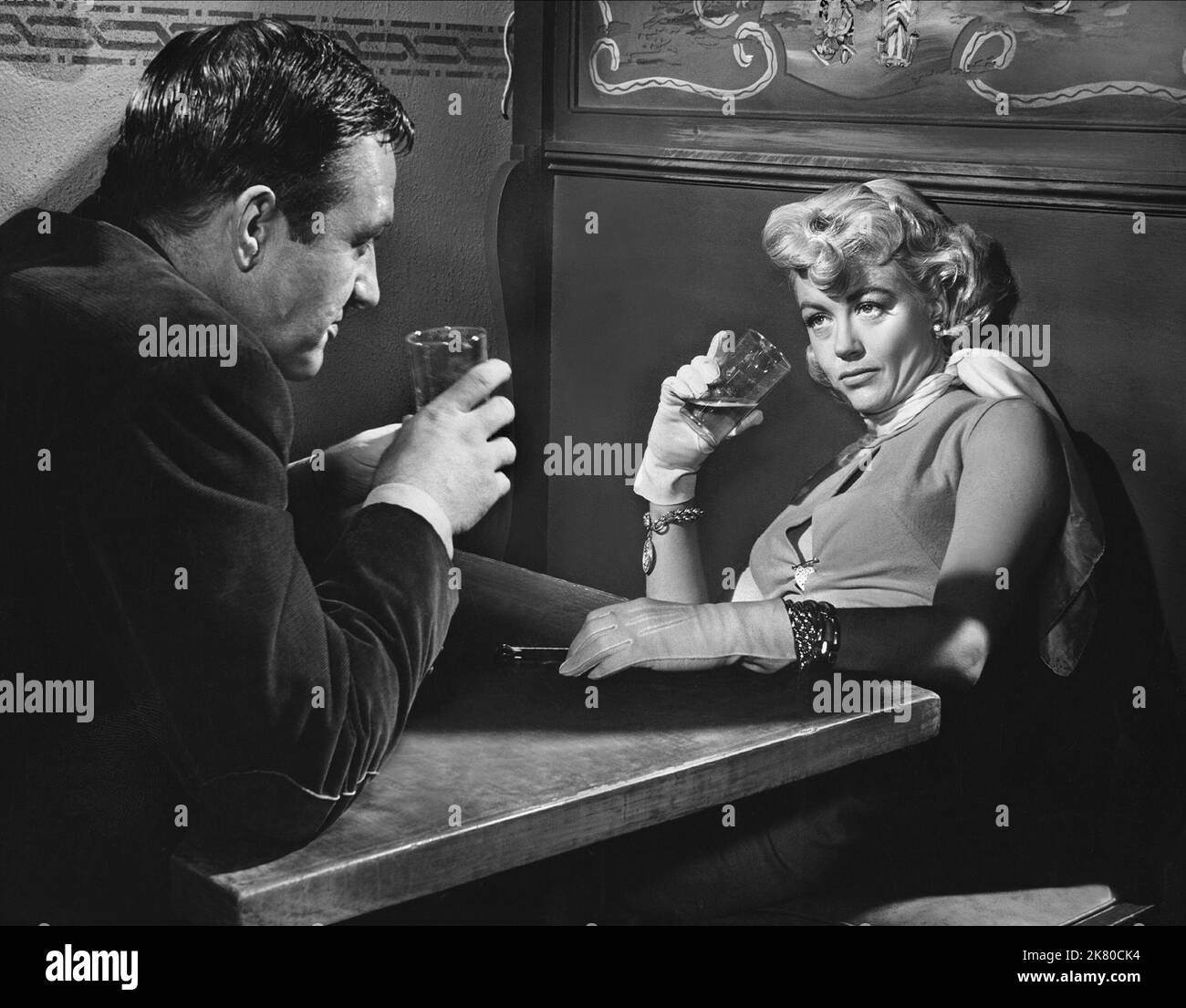 Robert Stack & Dorothy Malone film: Ecrit sur le vent (USA 1956) personnages: Kyle Hadley, Marylee Hadley Directeur: Douglas Sirk 12 décembre 1956 **AVERTISSEMENT** cette photographie est à usage éditorial exclusif et est le droit d'auteur des IMAGES UNIVERSELLES et/ou du photographe assigné par la Société de film ou de production et ne peut être reproduite que par des publications dans le cadre de la promotion du film ci-dessus. Un crédit obligatoire pour LES PHOTOS UNIVERSELLES est requis. Le photographe doit également être crédité lorsqu'il est connu. Aucune utilisation commerciale ne peut être accordée sans l'autorisation écrite de la Société du film. Banque D'Images