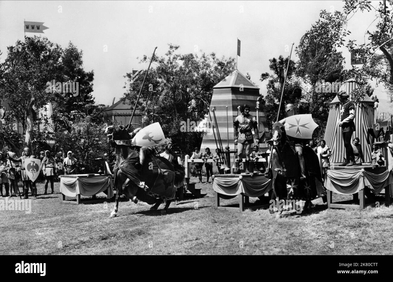Film de scène de joute Prince Valiant (USA 1954) réalisateur : Henry Hathaway 05 avril 1954 **AVERTISSEMENT** cette photographie est à usage éditorial exclusif et est la propriété de 20TH CENTURY FOX et/ou du photographe désigné par le film ou la société de production et ne peut être reproduite que par des publications en liaison avec la promotion du film ci-dessus. Un crédit obligatoire pour 20TH CENTURY FOX est requis. Le photographe doit également être crédité lorsqu'il est connu. Aucune utilisation commerciale ne peut être accordée sans autorisation écrite de The film Company. Banque D'Images