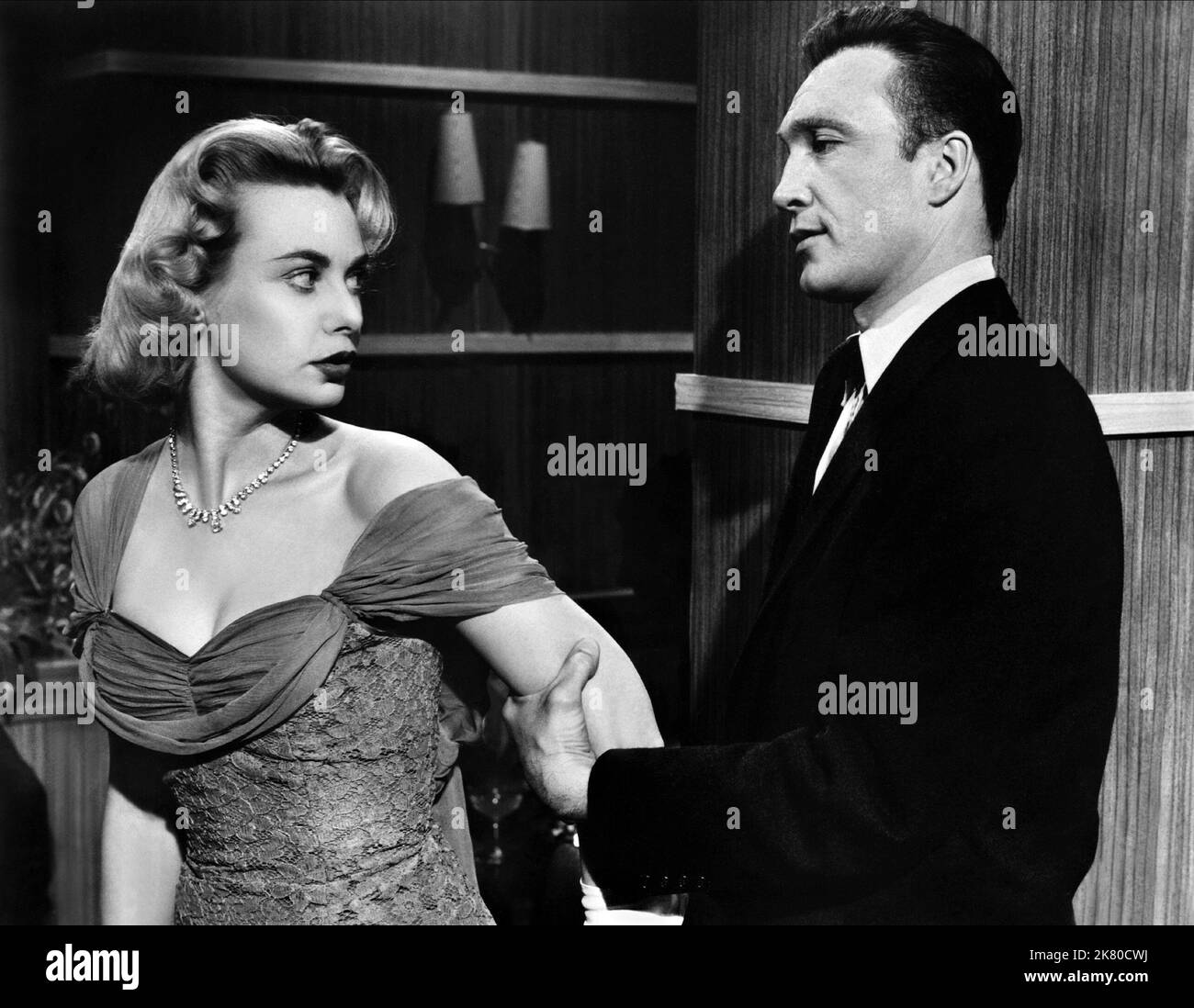 Betsy Drake & Warren Stevens film intention de tuer (1950) personnages : Dr Nancy Ferguson, Finch réalisateur : Jack Cardiff 10 novembre 1958 **AVERTISSEMENT** cette photographie est à usage éditorial exclusif et est la propriété de 20TH CENTURY FOX et/ou du photographe désigné par la société de production et ne peut être reproduite que par des publications en liaison avec la promotion du film ci-dessus. Un crédit obligatoire pour 20TH CENTURY FOX est requis. Le photographe doit également être crédité lorsqu'il est connu. Aucune utilisation commerciale ne peut être accordée sans autorisation écrite de The film Company. Banque D'Images