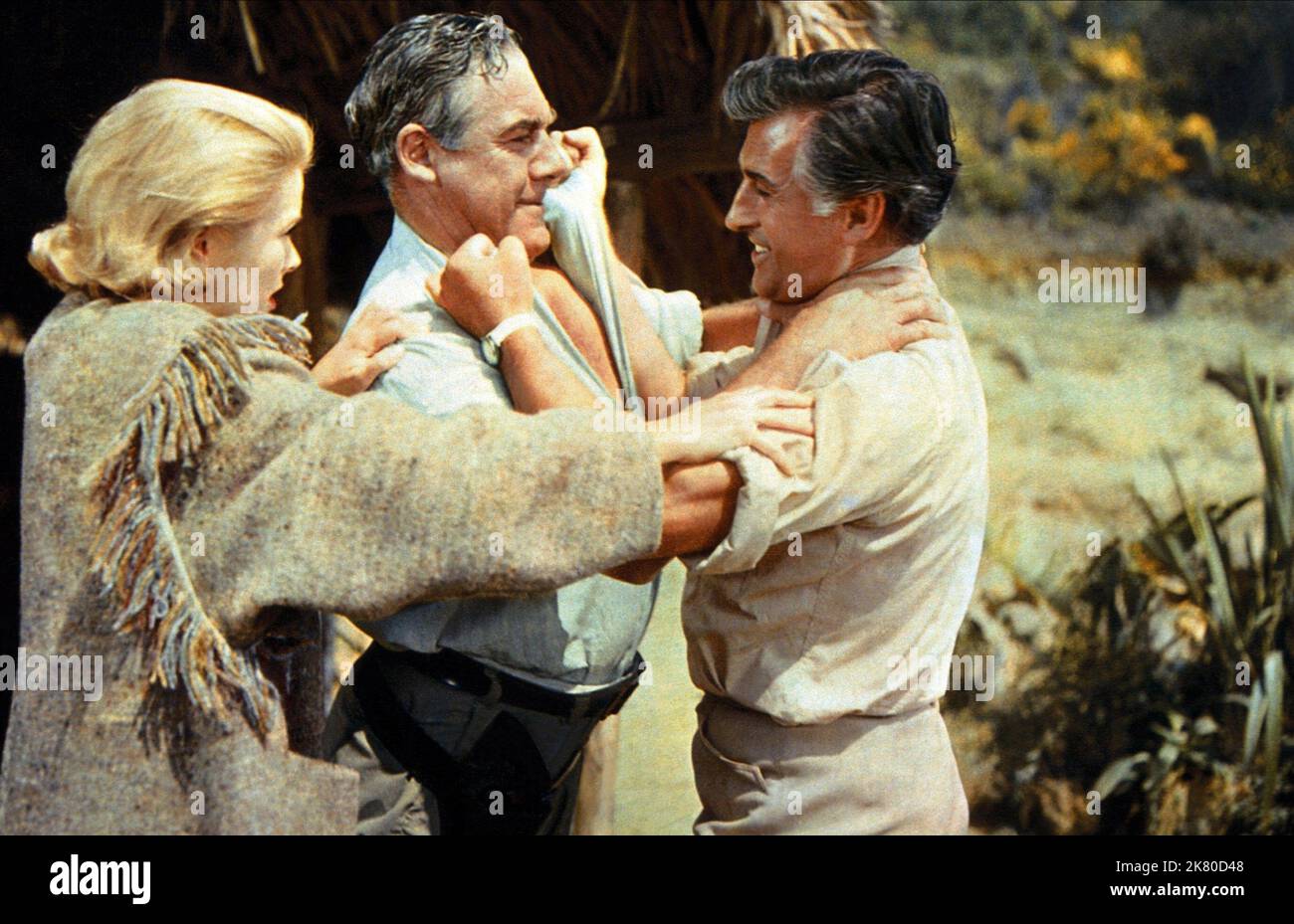 Grace Kelly, Paul Douglas & Stewart Granger film Green Fire (1954) personnages : Catherine Knowland, Vic Leonard, Rian X. Mitchell réalisateur : Andrew Marton 24 décembre 1954 **AVERTISSEMENT** cette photographie est destinée à un usage éditorial seulement et est la propriété de MGM et/ou du photographe assigné par The film or production Company et ne peut être reproduite que par des publications dans le cadre de la promotion du film ci-dessus. Un crédit obligatoire à MGM est requis. Le photographe doit également être crédité lorsqu'il est connu. Aucune utilisation commerciale ne peut être accordée sans autorisation écrite de The film Company. Banque D'Images