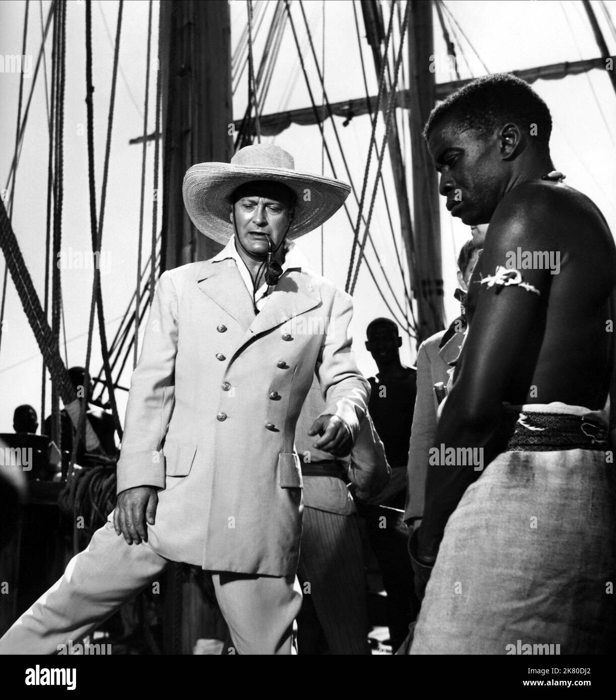 Curd Jurgens & Alex Cressan film: Tamango (1958) personnages: Capitaine John Reinker, Tamango Directeur: John Berry 24 janvier 1958 **AVERTISSEMENT** cette photographie est à usage éditorial exclusif et est le copyright de HAL ROACH DIST. Et/ou le photographe assigné par la Société de film ou de production et ne peut être reproduite que par des publications dans le cadre de la promotion du film ci-dessus. Un crédit obligatoire pour HAL ROACH DIST. Est requis. Le photographe doit également être crédité lorsqu'il est connu. Aucune utilisation commerciale ne peut être accordée sans l'autorisation écrite de la Société du film. Banque D'Images