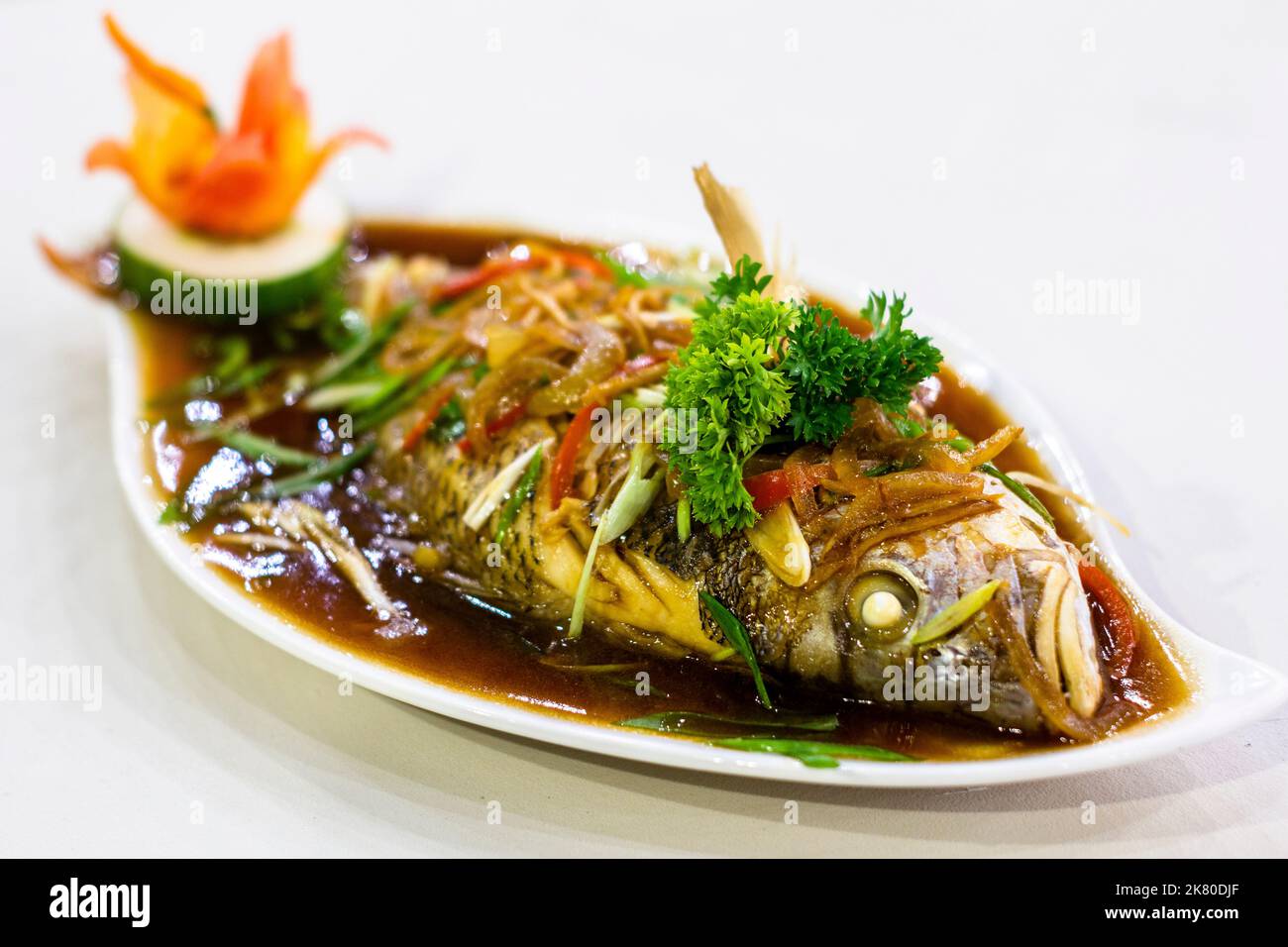 Plat de poisson entier cuit localement appelé escabeche dans un restaurant local dans la ville d'Ozamiz, Philippines Banque D'Images