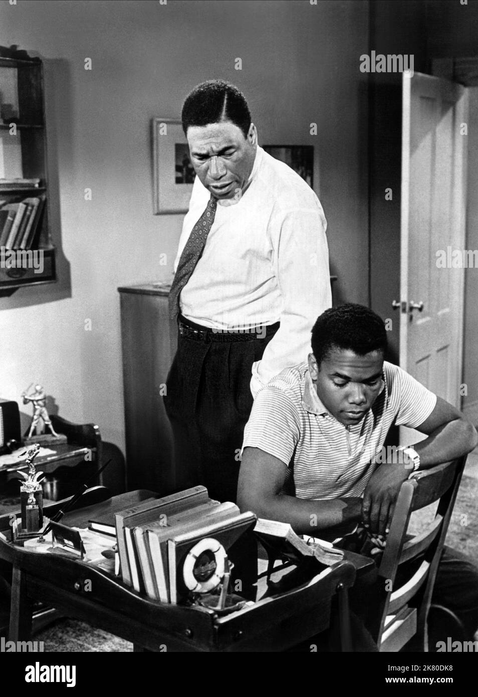 Frederick O'Neal & Johnny Nash film Take A Giant Step (1953) personnages : Lem 'Daddy' Scott, Spencer 'Spence' Scott réalisateur : Philip Leacock 04 août 1959 **AVERTISSEMENT** cette photographie est à usage éditorial seulement et est la propriété de UNITED ART et/ou du photographe assigné par The film or production Company et ne peut être reproduite que par des publications en conjonction avec la promotion du film ci-dessus. Un crédit obligatoire pour UNITED ART est requis. Le photographe doit également être crédité lorsqu'il est connu. Aucune utilisation commerciale ne peut être accordée sans autorisation écrite de The film Company. Banque D'Images