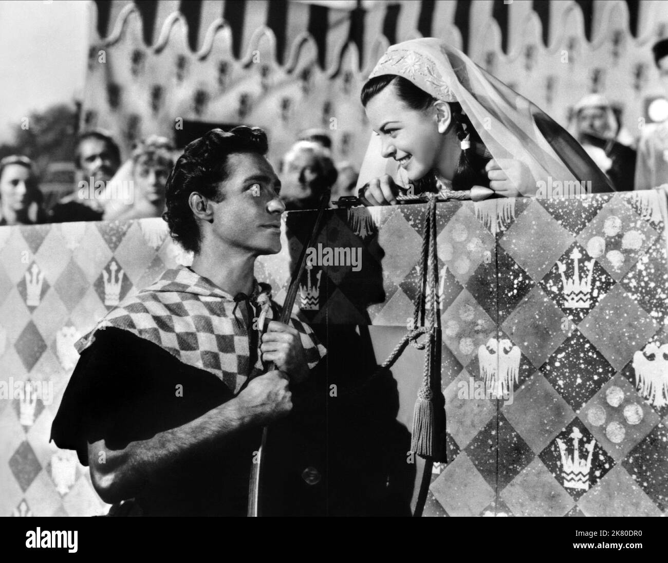 Richard Todd & Joan Rice film: The Story of Robin Hood and HIS Merrie Men (USA/UK 1952) personnages: Robin Hood, Maid Marian / Titel Auch: 'Robin Hood, Rebell des Königs' Directeur: Ken Annakin 13 mars 1952 **AVERTISSEMENT** cette photographie est à usage éditorial exclusif et est le droit d'auteur de RKO et/ou le photographe assigné par la Société de film ou de production et ne peut être reproduite que par des publications dans le cadre de la promotion du film ci-dessus. Un crédit obligatoire pour RKO est requis. Le photographe doit également être crédité lorsqu'il est connu. Aucune utilisation commerciale ne peut être accordée sans autorisation écrite Banque D'Images