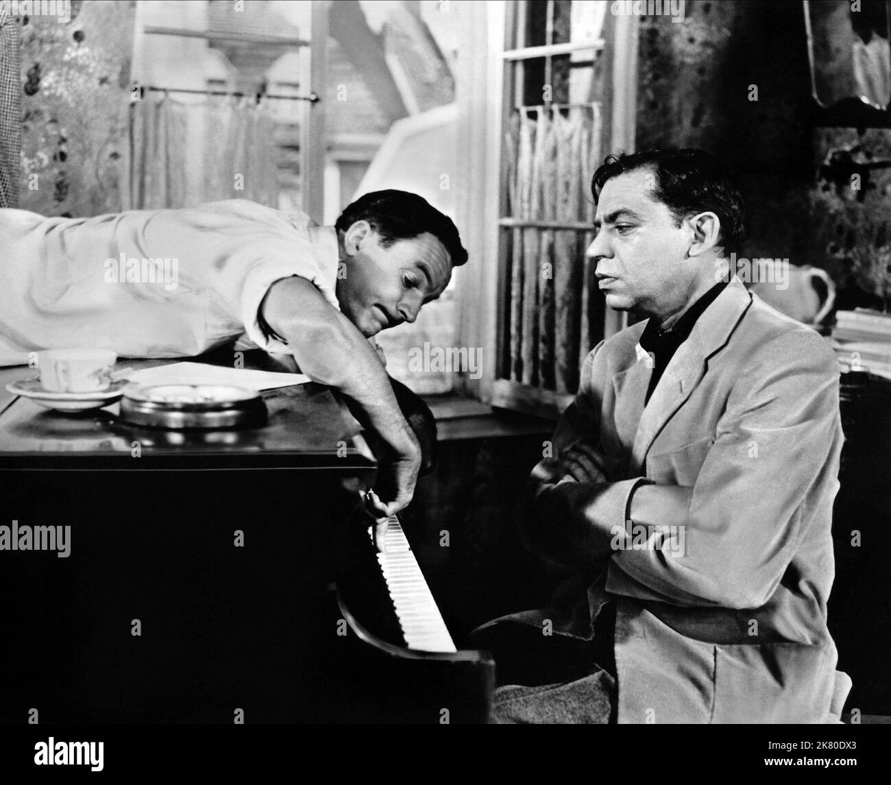 Gene Kelly & Oscar Levant film: An American in Paris (1951) personnages: Jerry Mulligan, Adam Cook Directeur: Vincente Minnelli 04 octobre 1951 **AVERTISSEMENT** cette photographie est destinée à un usage éditorial exclusif et est protégée par les droits d'auteur de MGM et/ou du photographe attribué par la Société de film ou de production et ne peut être reproduite que par des publications dans le cadre de la promotion du film ci-dessus. Un crédit obligatoire pour MGM est requis. Le photographe doit également être crédité lorsqu'il est connu. Aucune utilisation commerciale ne peut être accordée sans l'autorisation écrite de la Société du film. Banque D'Images