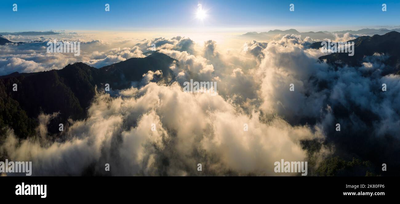 Vue aérienne sur les montagnes et les nuages au coucher du soleil en été. Hehuan Mountain, Taïwan. Banque D'Images