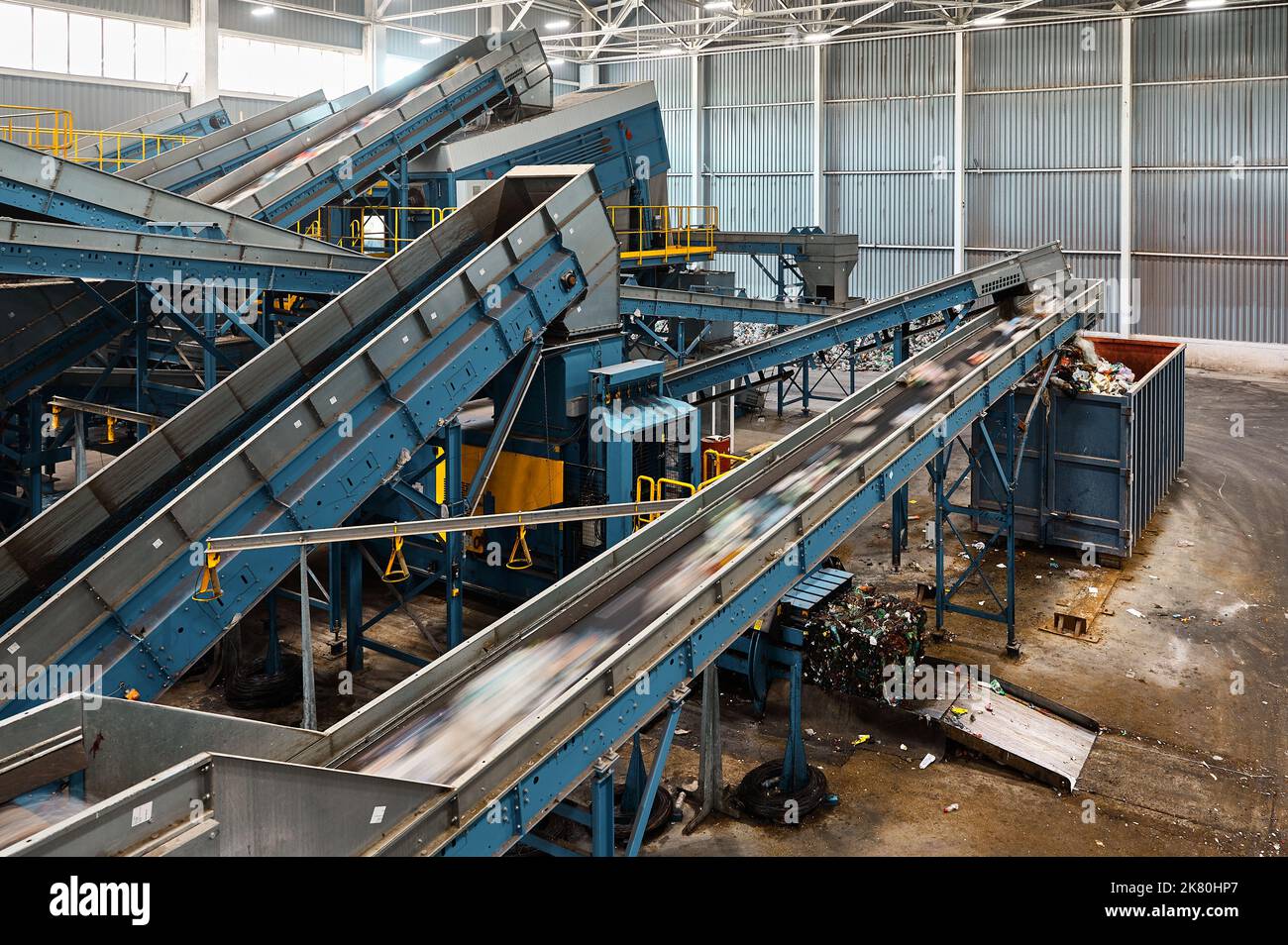 Grande usine de convoyeurs pour le tri et le traitement des déchets ménagers. Banque D'Images