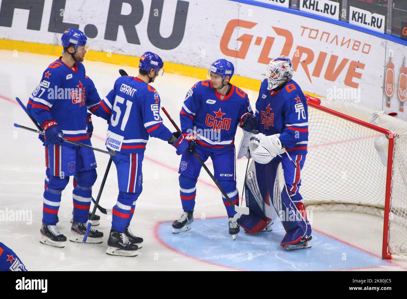 Saint-Pétersbourg, Russie. 19th octobre 2022. SKA Hockey Club joueurs vus pendant la saison régulière de la Ligue de hockey Kontinental KHL 2022 - 2023 entre SKA Saint-Pétersbourg et Avtomobilist Yekaterinburg au Palais des sports de glace. Score final; SKA Saint Petersburg 3:1 Avtomobilist Yekaterinburg. Crédit : SOPA Images Limited/Alamy Live News Banque D'Images