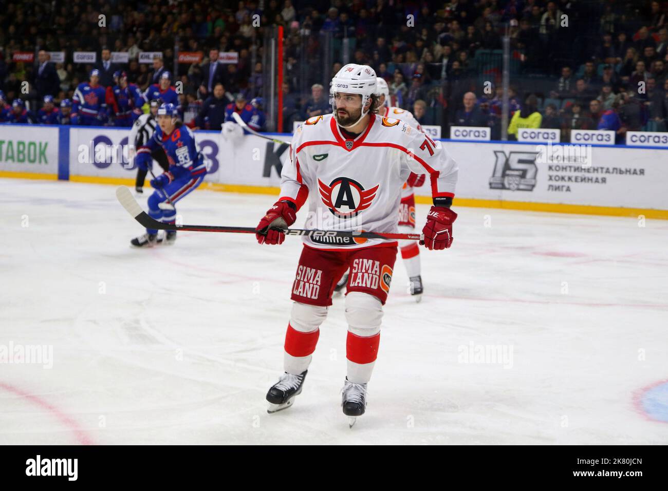 Saint-Pétersbourg, Russie. 19th octobre 2022. Nick Ebert (No.74), joueur du club de hockey Avtomobiliste, vu en action pendant la saison régulière de la Ligue de hockey Kontinental KHL 2022 - 2023 entre SKA Saint-Pétersbourg et Avtomobilist Yekaterinburg au Palais des sports de glace. Score final; SKA Saint Petersburg 3:1 Avtomobilist Yekaterinburg. Crédit : SOPA Images Limited/Alamy Live News Banque D'Images