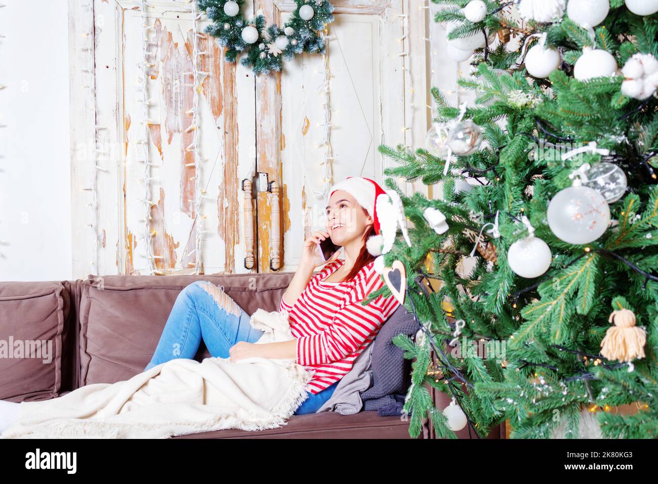 Jeune femme caucasienne parlant téléphone. Noël. Banque D'Images