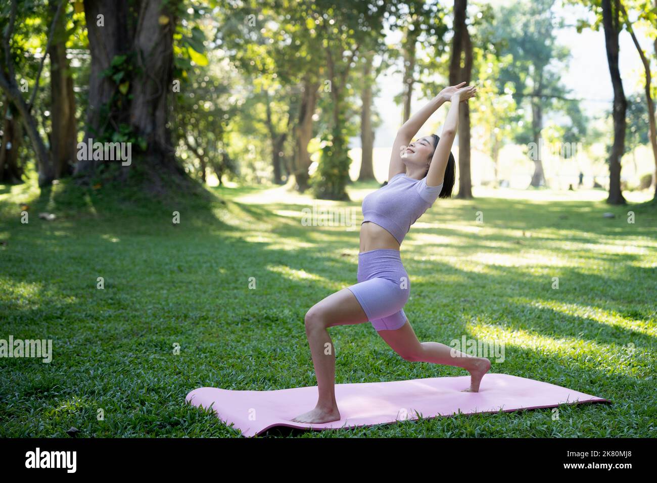 Portrait du bonheur jeune femme pratiquant le yoga en plein air.Yoga et relax concept. Belle fille pratique asana Banque D'Images