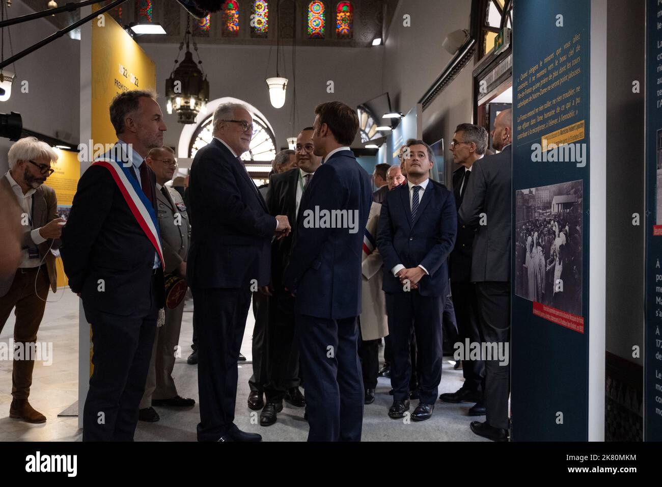 Avocat franco-algérien et recteur de la Grande Mosquée de Paris Chems-eddine Hafiz et président Emmanuel Macron lors d'une visite pour l'exposition commémorative du siècle de l'ouverture de la Grande Mosque de Paris (Grande Mosquée de Paris), à Paris, France sur 19 octobre 2022. Photo de Céline Bregand/Pool/ABACAPRESS.COM Banque D'Images