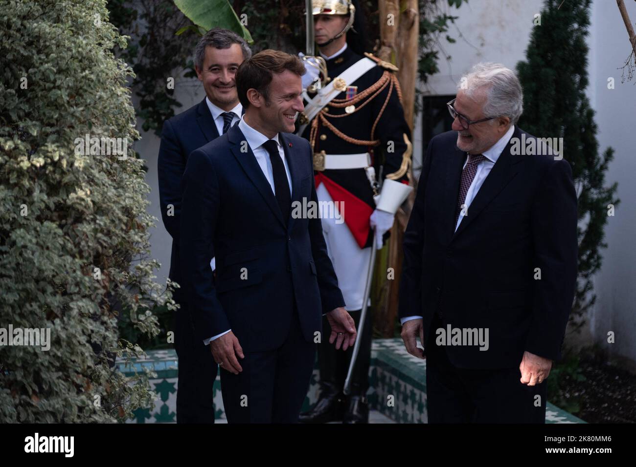 Le président Emmanuel Macron donne l'ordre du mérite français le plus élevé de la Légion d'Honneur à l'avocat franco-algérien et recteur de la Grande Mosquée de Paris Chems-eddine Hafiz lors d'une visite pour l'exposition commémorative du siècle de l'ouverture de la Grande Mosque de Paris (Grande Mosquée de Paris), à Paris, en France. On 19 octobre, 2022. Photo de Céline Bregand/Pool/ABACAPRESS.COM Banque D'Images