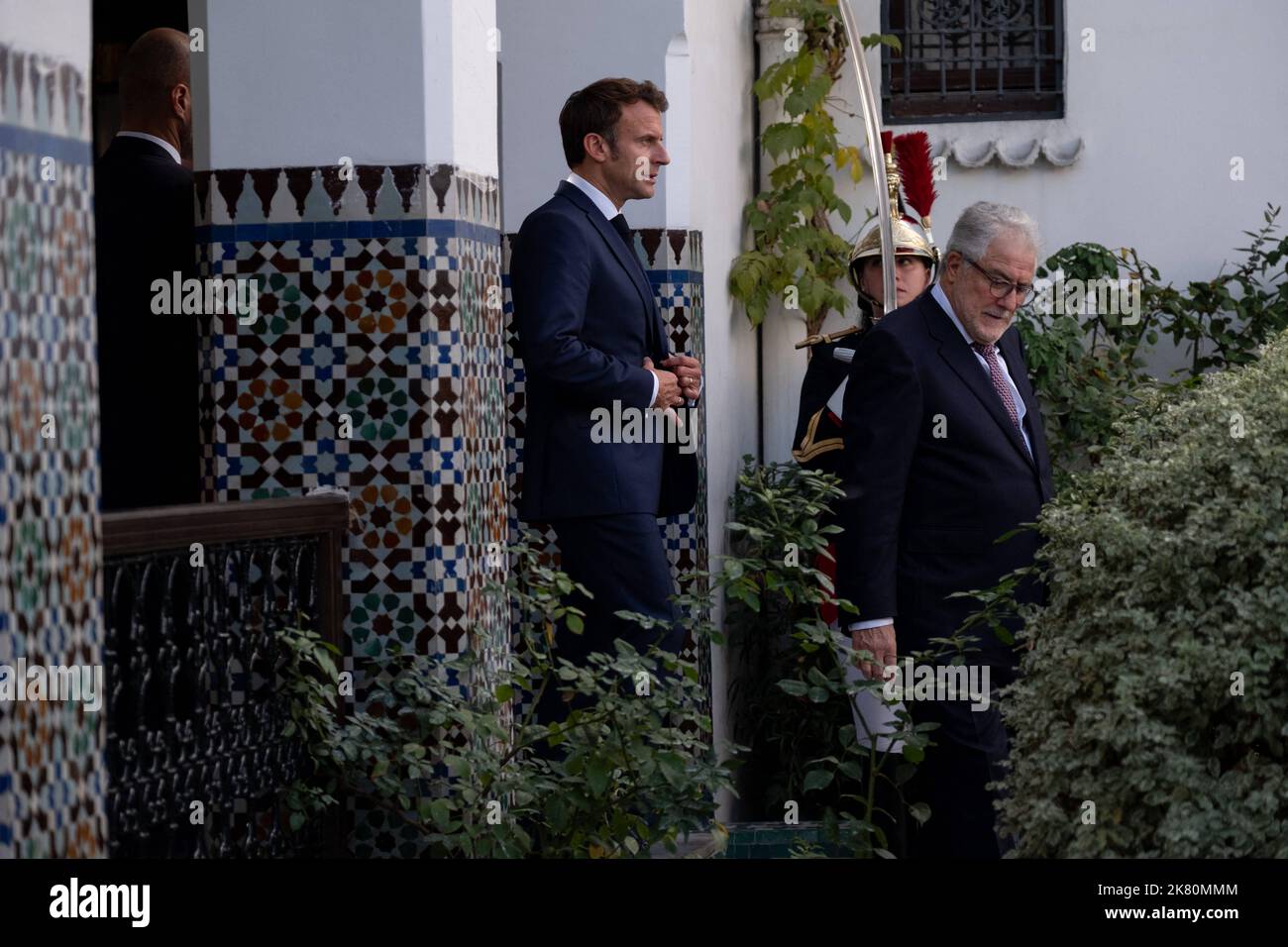 Le président Emmanuel Macron donne l'ordre du mérite français le plus élevé de la Légion d'Honneur à l'avocat franco-algérien et recteur de la Grande Mosquée de Paris Chems-eddine Hafiz lors d'une visite pour l'exposition commémorative du siècle de l'ouverture de la Grande Mosque de Paris (Grande Mosquée de Paris), à Paris, en France. On 19 octobre, 2022. Photo de Céline Bregand/Pool/ABACAPRESS.COM Banque D'Images