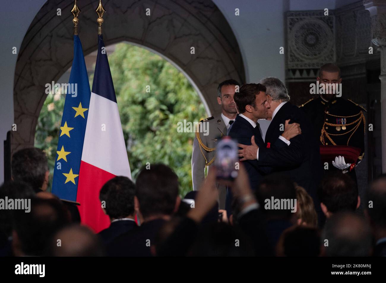 Le président Emmanuel Macron donne l'ordre du mérite français le plus élevé de la Légion d'Honneur à l'avocat franco-algérien et recteur de la Grande Mosquée de Paris Chems-eddine Hafiz lors d'une visite pour l'exposition commémorative du siècle de l'ouverture de la Grande Mosque de Paris (Grande Mosquée de Paris), à Paris, en France. On 19 octobre, 2022. Photo de Céline Bregand/Pool/ABACAPRESS.COM Banque D'Images