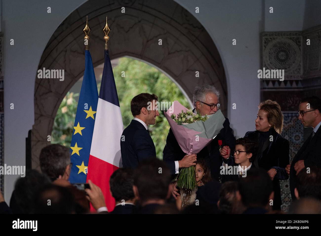 Avocat franco-algérien et recteur de la Grande Mosquée de Paris Chems-eddine Hafiz et sa famille et président Emmanuel Macron posent après que le recteur ait reçu le plus haut ordre de mérite français de la Légion d'Honneur lors d'une visite pour l'exposition commémorative du siècle de l'ouverture de la Grande Mosquee de Paris (Grande Mosquée de Paris), à Paris, France sur 19 octobre 2022. Photo de Céline Bregand/Pool/ABACAPRESS.COM Banque D'Images