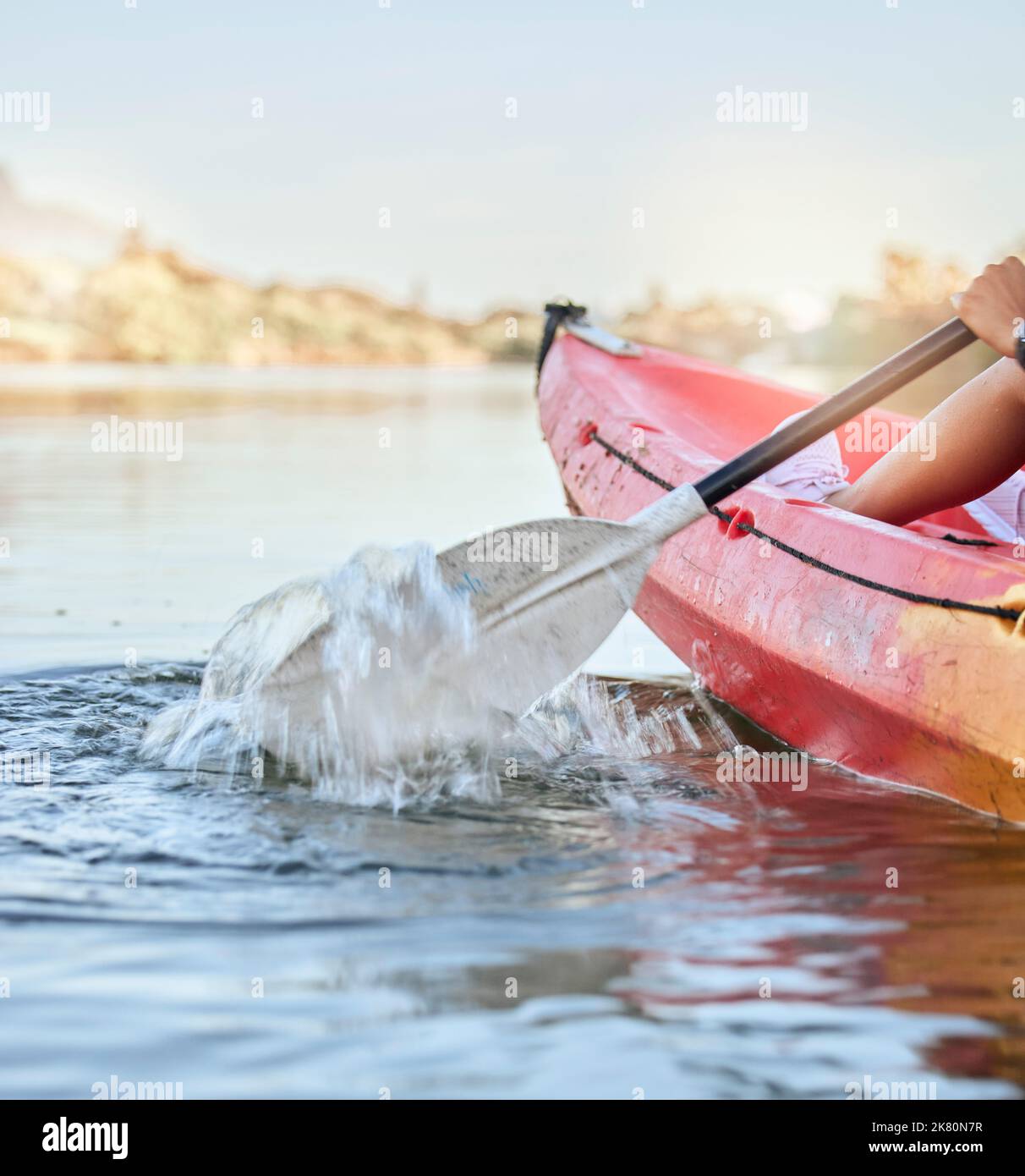 Lac calme, sports nautiques et femme sur l'aventure de kayak pour l'été voyage excursion canoë, kayak et en utilisant la paddle sur la rivière. Exercice, vacances ou vacances Banque D'Images