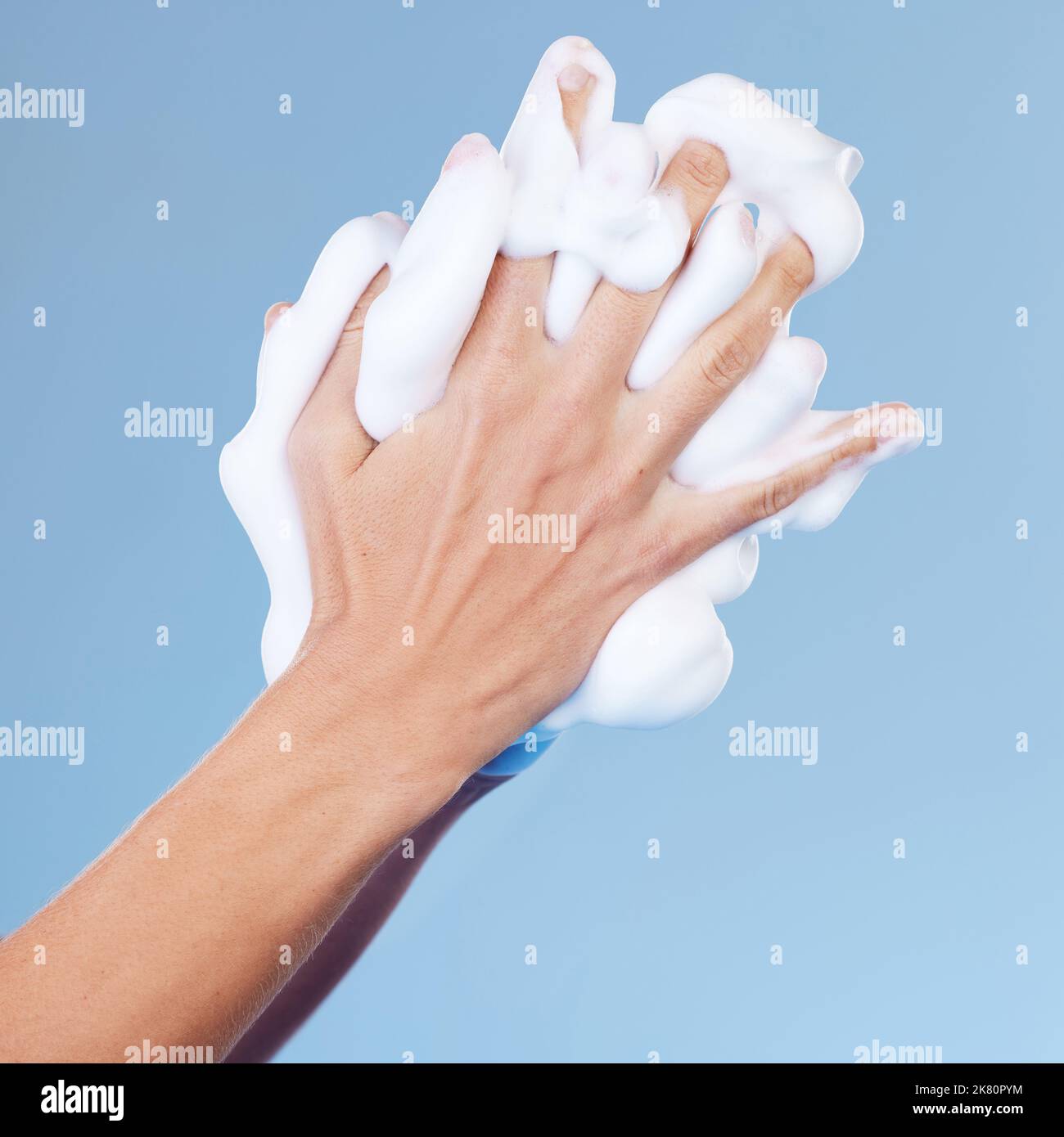 Profitez d'un moment doux, doux et doux avec du savon. Photo studio d'une femme méconnaissable frottant du savon sur ses mains sur un fond bleu. Banque D'Images