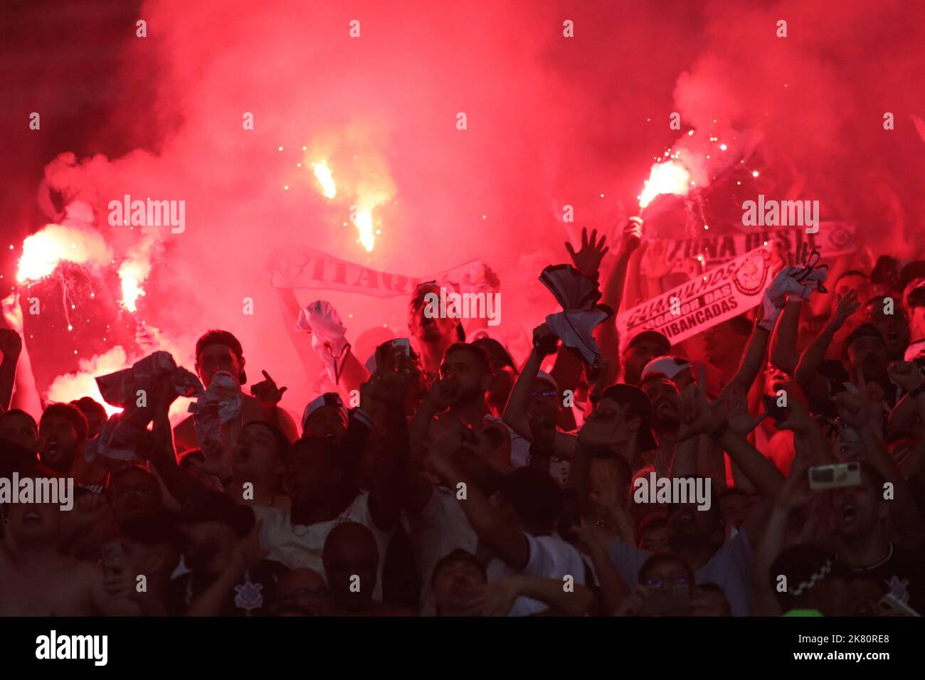 Rio de Janeiro, Brésil. 19th 82nd octobre 2022 ; Stade Maracana, Rio de Janeiro, Brésil ; finale Copa do Brasil 2022, Flamengo contre Corinthiens ; supporters de Corinthiens lumière flares après le but de Giuliano dans la minute 1-1 crédit: Action plus Sports Images/Alamy Live News Banque D'Images