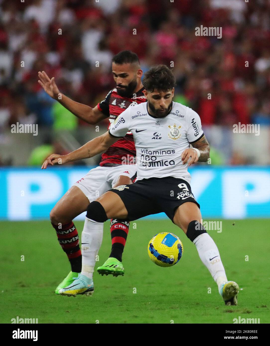 Rio de Janeiro, Brésil. 19th octobre 2022; Stade Maracana, Rio de Janeiro, Brésil; final Copa do Brasil 2022, Flamengo contre Corinthiens; Thiago Maia de Flamengo et Yuri Alberto de Corinthiens crédit: Images sportives action plus/Alamy Live News Banque D'Images